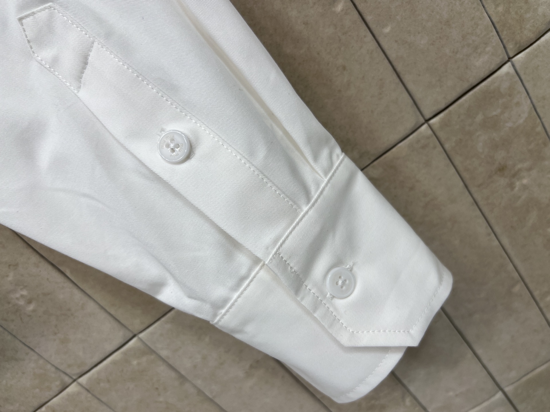 MIU家 26春夏新款 闪钻口袋白衬衫 高质量纯棉面料 短款翻领高腰设计 落肩宽松廓形藏肉显瘦 胸前口袋