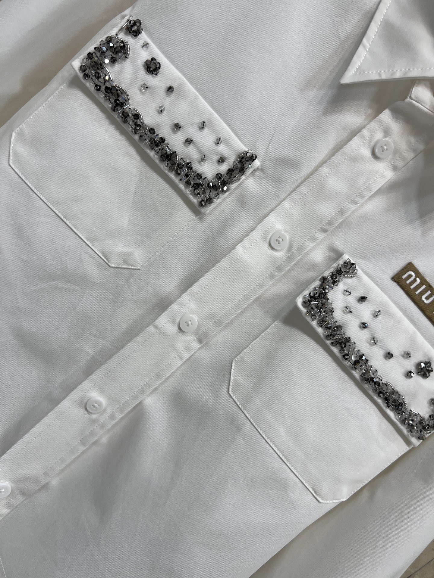 MIU家 26春夏新款 闪钻口袋白衬衫 高质量纯棉面料 短款翻领高腰设计 落肩宽松廓形藏肉显瘦 胸前口袋