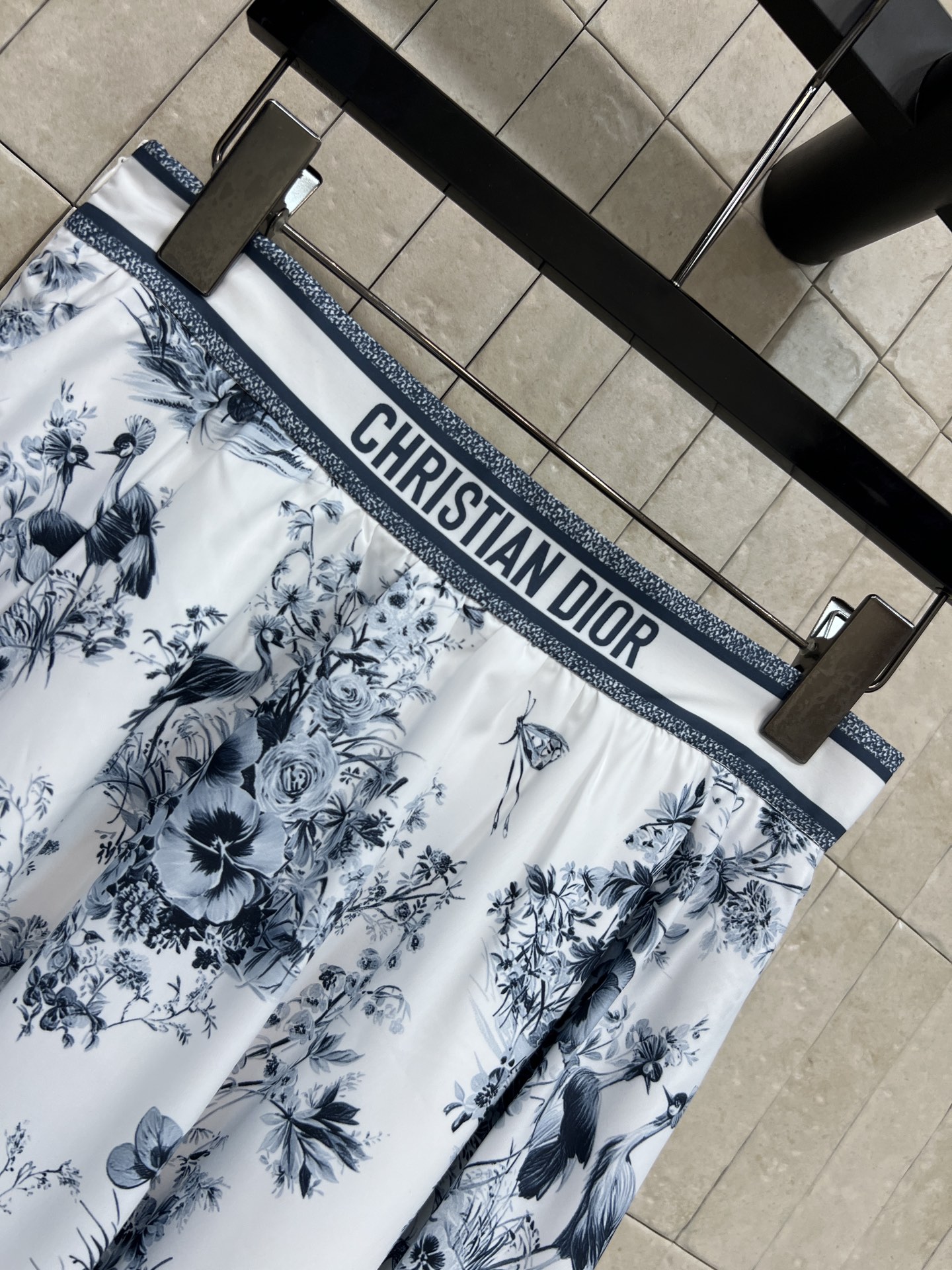 D家 26春夏新款 印花衬衫套装 翻领长袖衬衫+高腰A字半裙 面料轻盈舒适 版型利落大气 口袋蝴蝶刺绣精