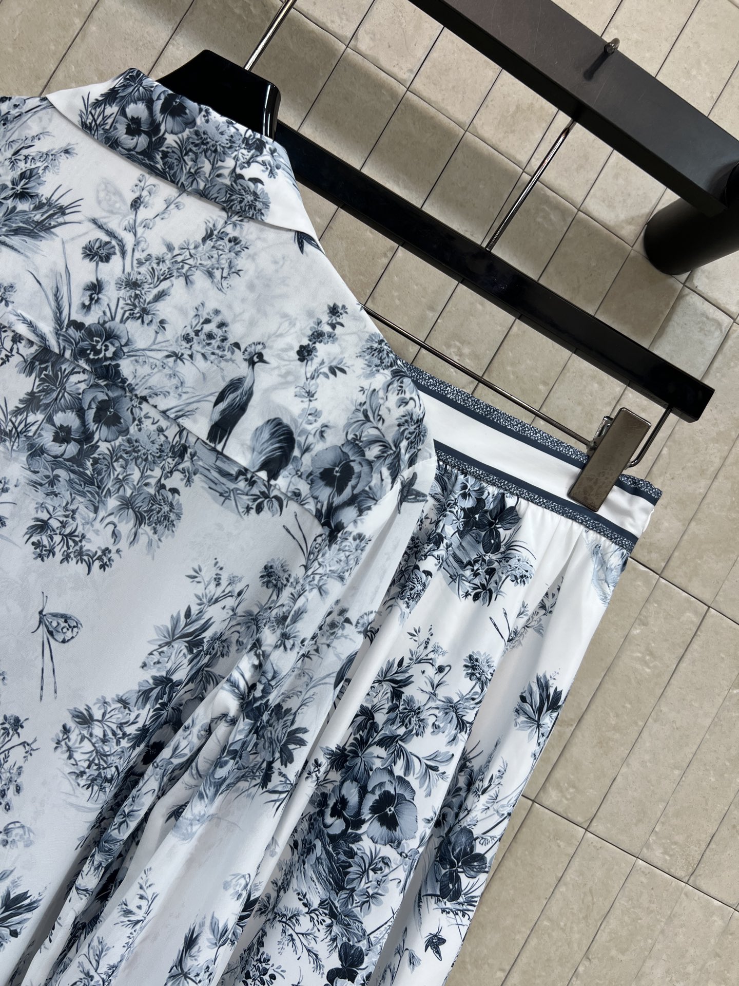 D家 26春夏新款 印花衬衫套装 翻领长袖衬衫+高腰A字半裙 面料轻盈舒适 版型利落大气 口袋蝴蝶刺绣精