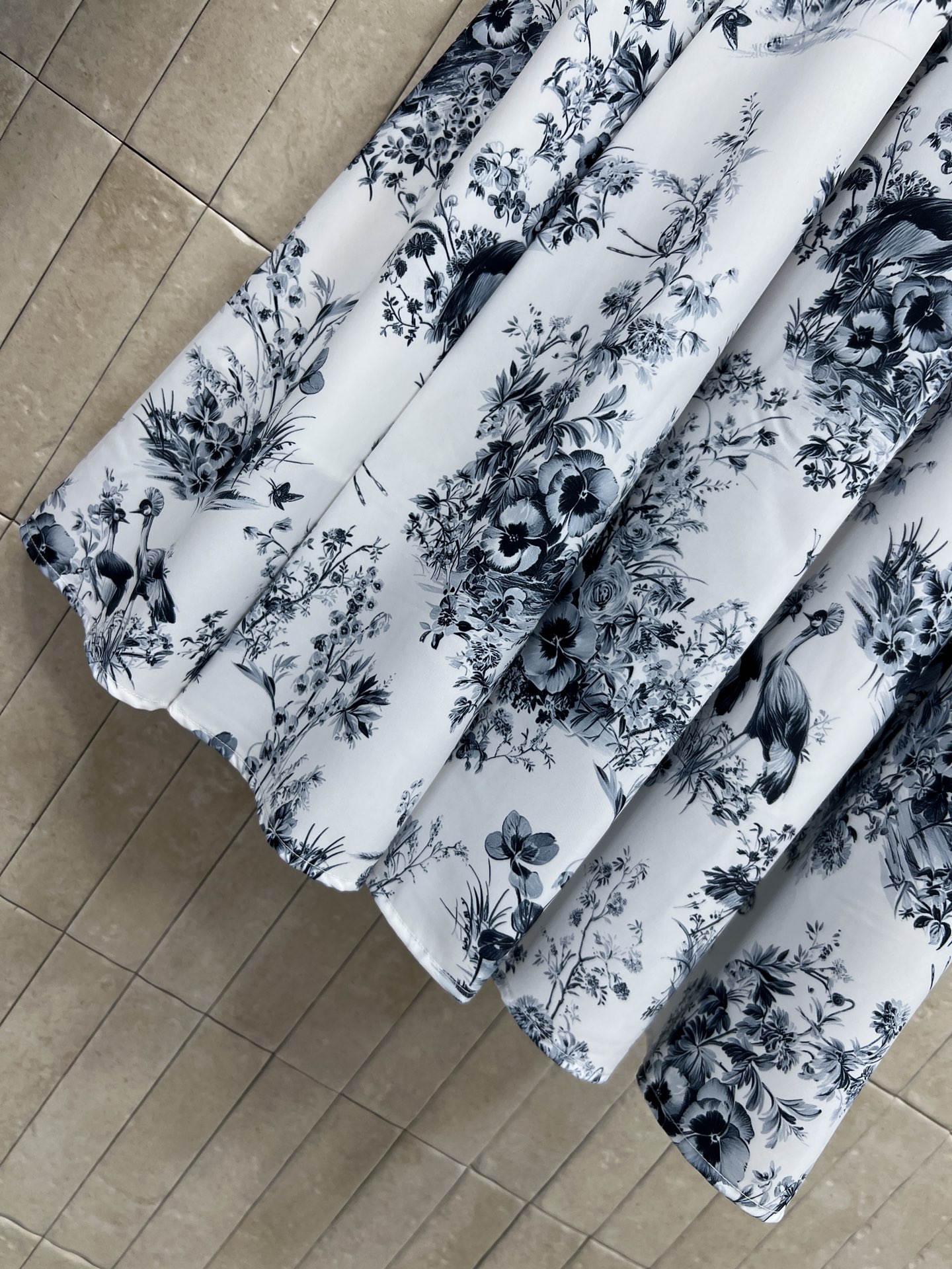 D家 26春夏新款 印花衬衫套装 翻领长袖衬衫+高腰A字半裙 面料轻盈舒适 版型利落大气 口袋蝴蝶刺绣精