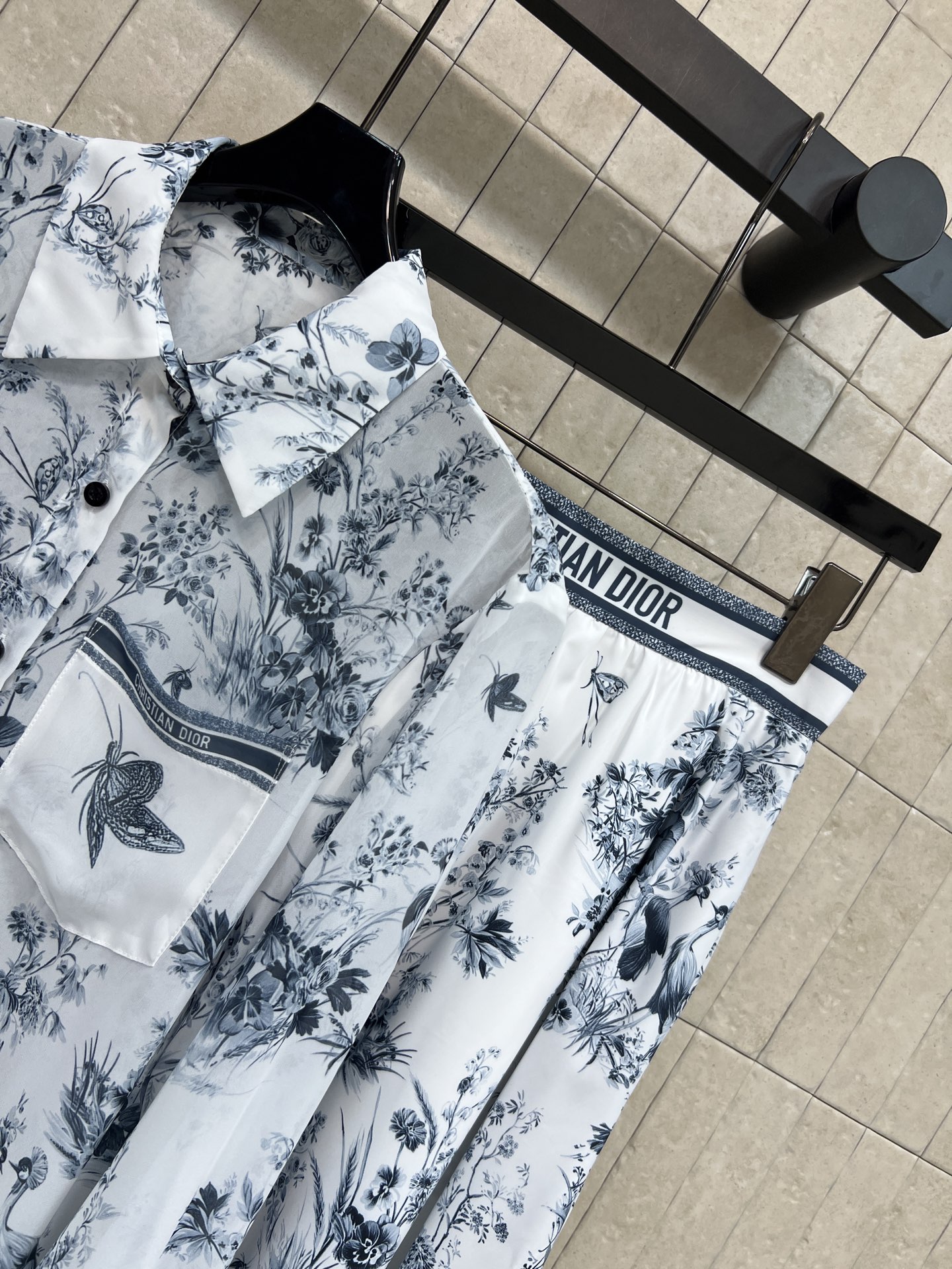 D家 26春夏新款 印花衬衫套装 翻领长袖衬衫+高腰A字半裙 面料轻盈舒适 版型利落大气 口袋蝴蝶刺绣精