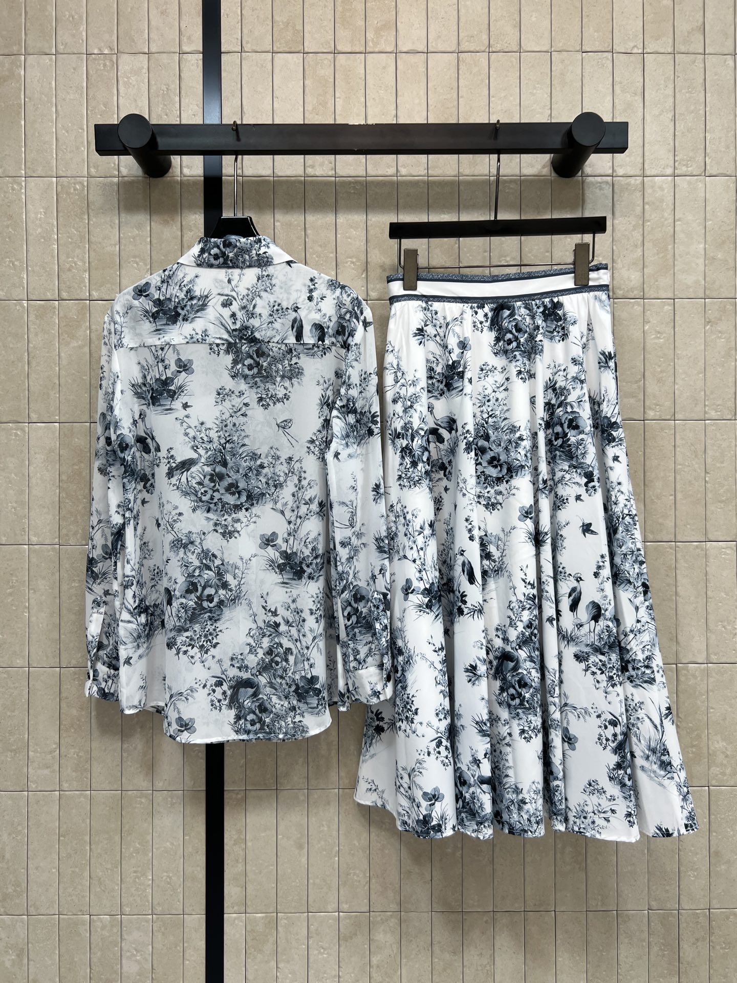 D家 26春夏新款 印花衬衫套装 翻领长袖衬衫+高腰A字半裙 面料轻盈舒适 版型利落大气 口袋蝴蝶刺绣精