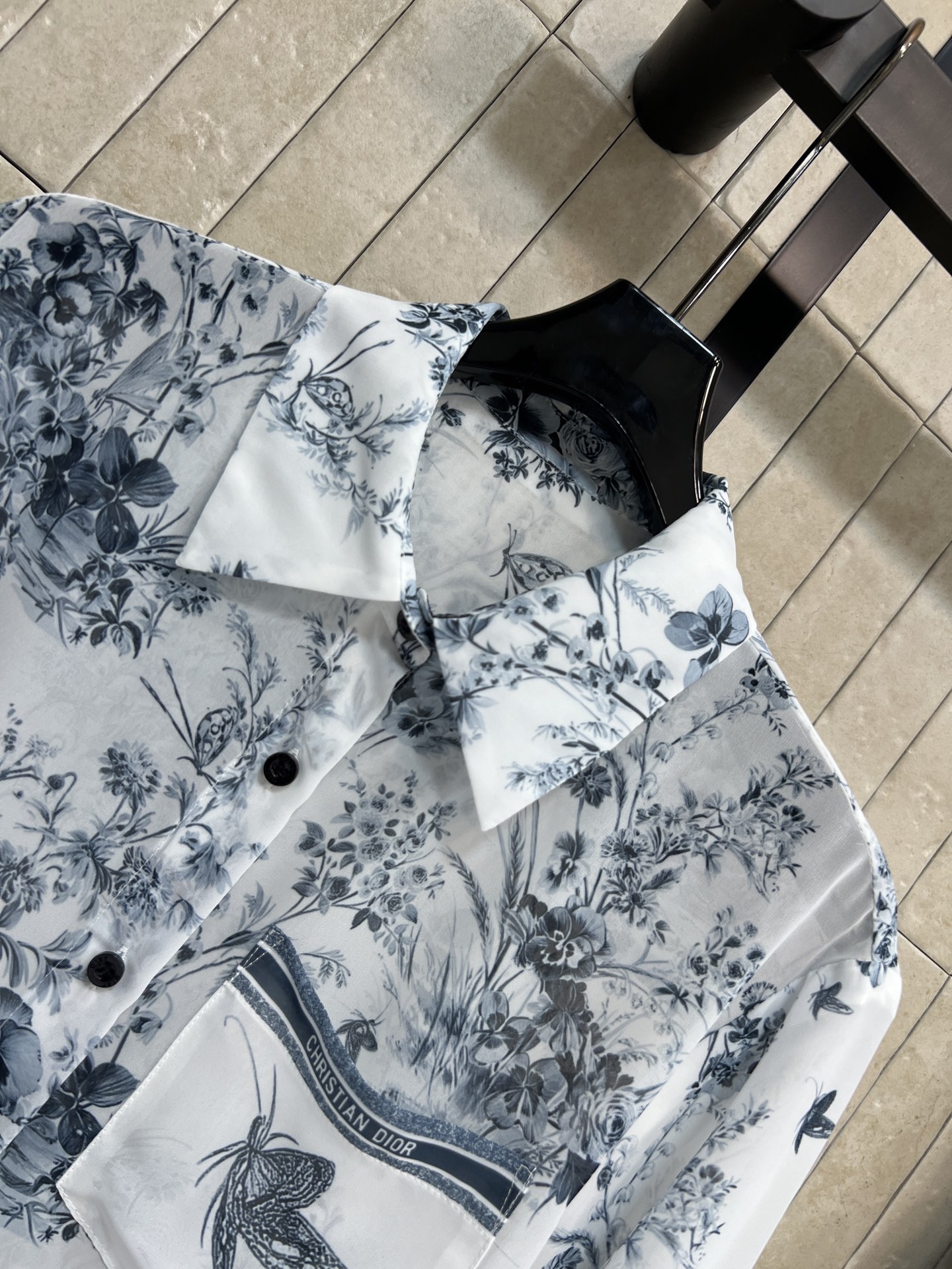 D家 26春夏新款 印花衬衫套装 翻领长袖衬衫+高腰A字半裙 面料轻盈舒适 版型利落大气 口袋蝴蝶刺绣精