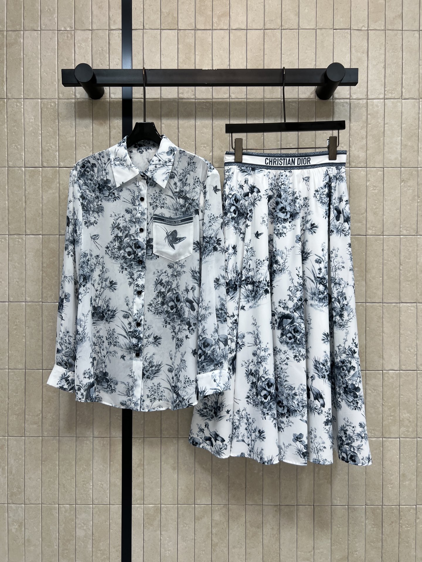 D家 26春夏新款 印花衬衫套装 翻领长袖衬衫+高腰A字半裙 面料轻盈舒适 版型利落大气 口袋蝴蝶刺绣精