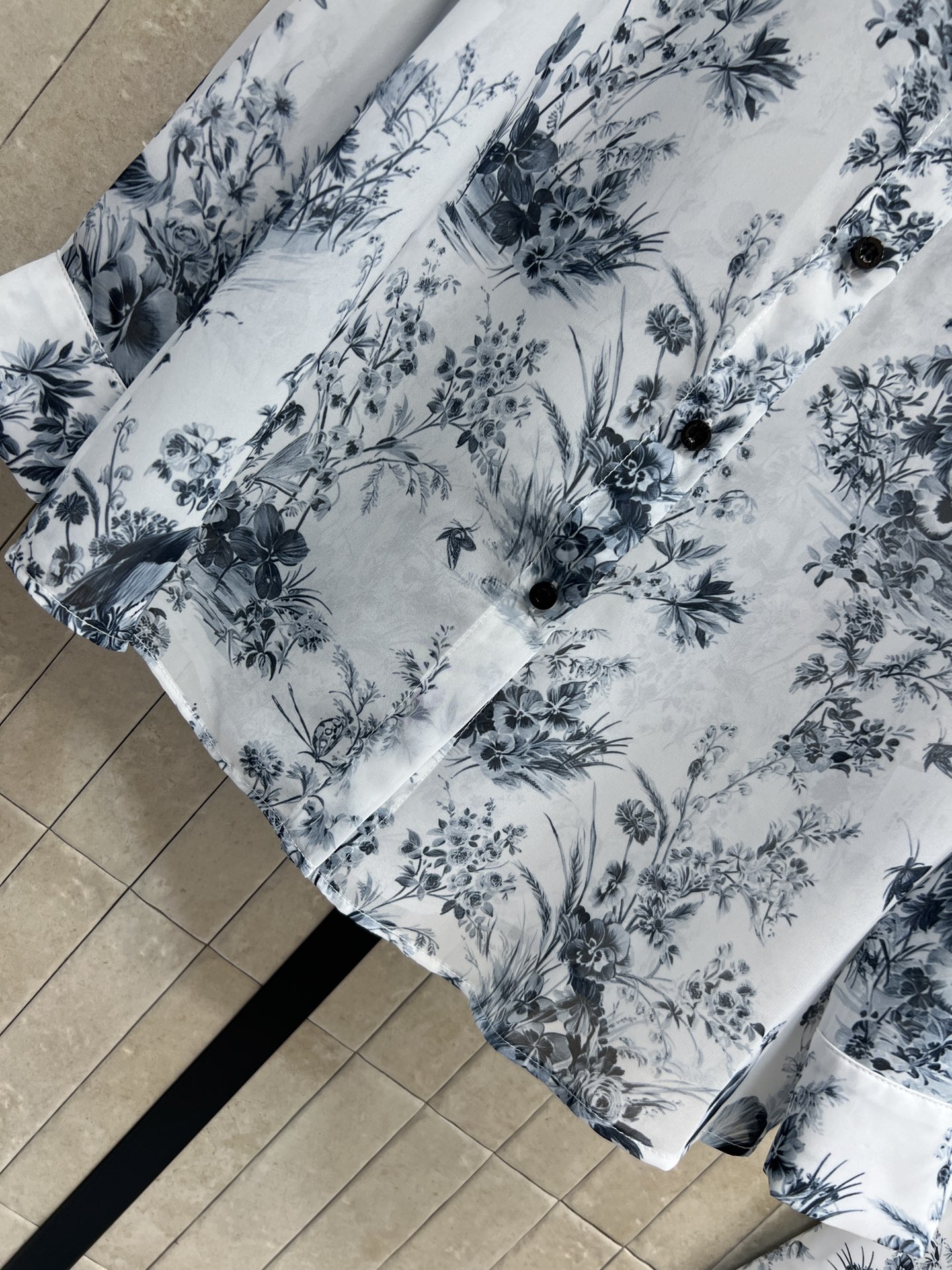 D家 26春夏新款 印花衬衫套装 翻领长袖衬衫+高腰A字半裙 面料轻盈舒适 版型利落大气 口袋蝴蝶刺绣精