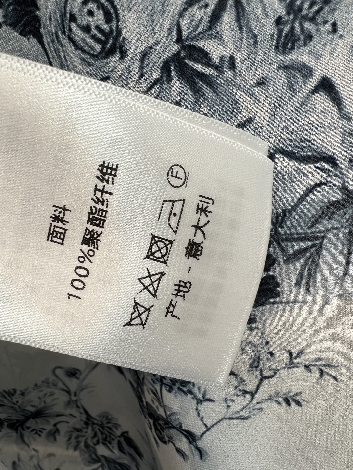 D家 26春夏新款 印花衬衫套装 翻领长袖衬衫+高腰A字半裙 面料轻盈舒适 版型利落大气 口袋蝴蝶刺绣精