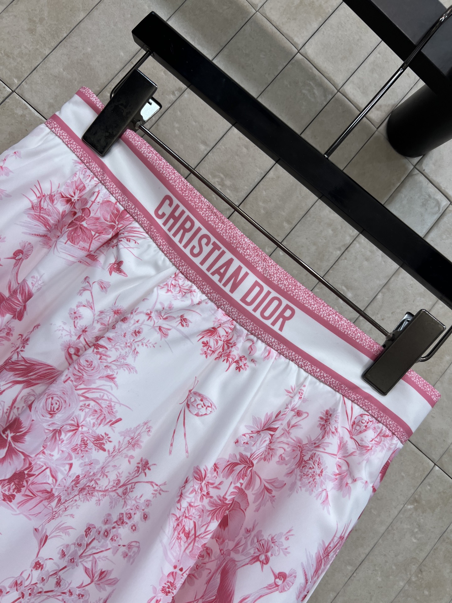 D家 26春夏新款 印花衬衫套装 翻领长袖衬衫+高腰A字半裙 面料轻盈舒适 版型利落大气 口袋蝴蝶刺绣精