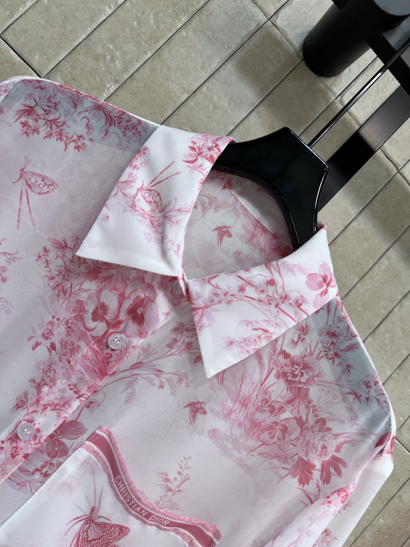 D家 26春夏新款 印花衬衫套装 翻领长袖衬衫+高腰A字半裙 面料轻盈舒适 版型利落大气 口袋蝴蝶刺绣精