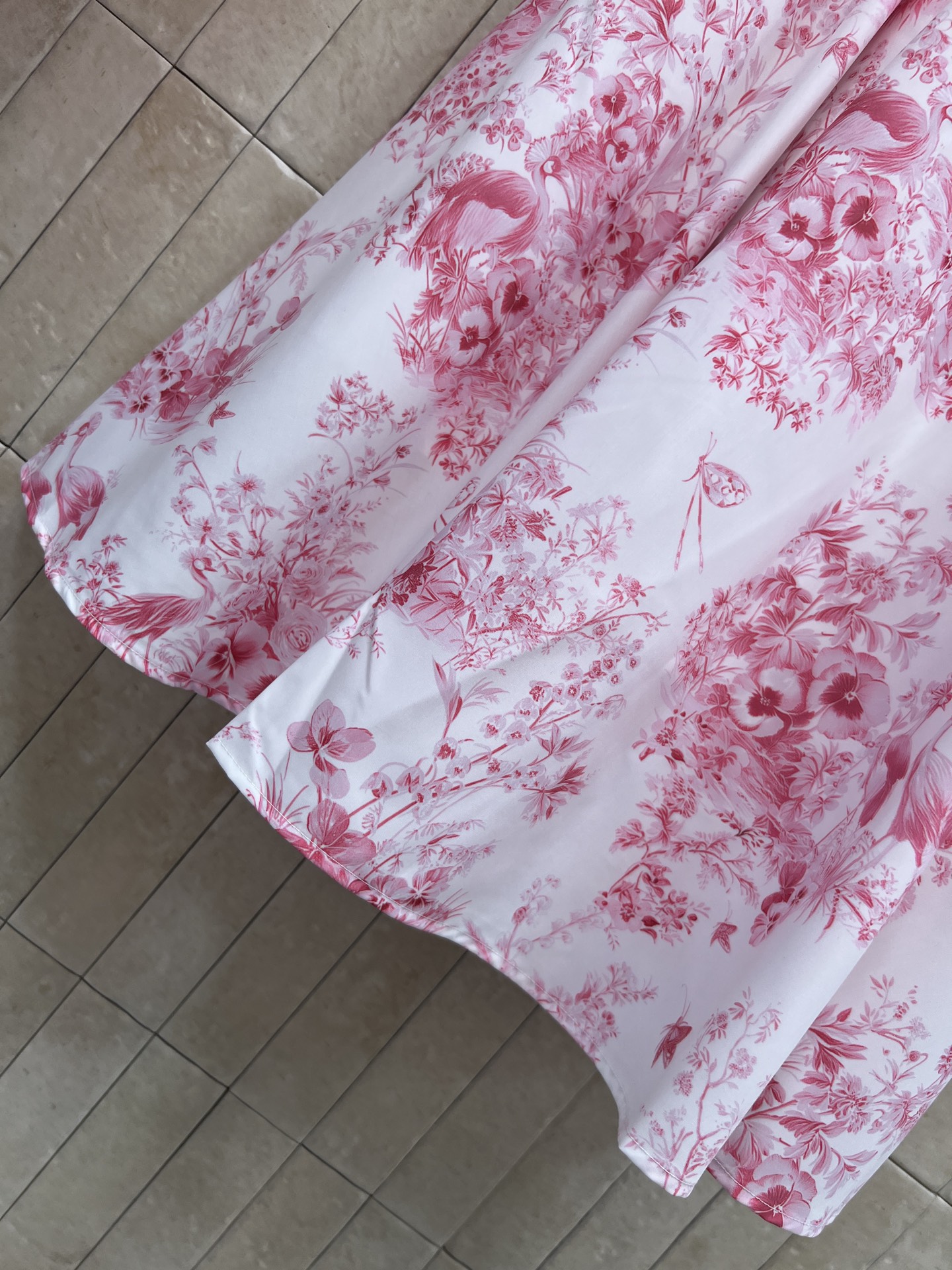 D家 26春夏新款 印花衬衫套装 翻领长袖衬衫+高腰A字半裙 面料轻盈舒适 版型利落大气 口袋蝴蝶刺绣精