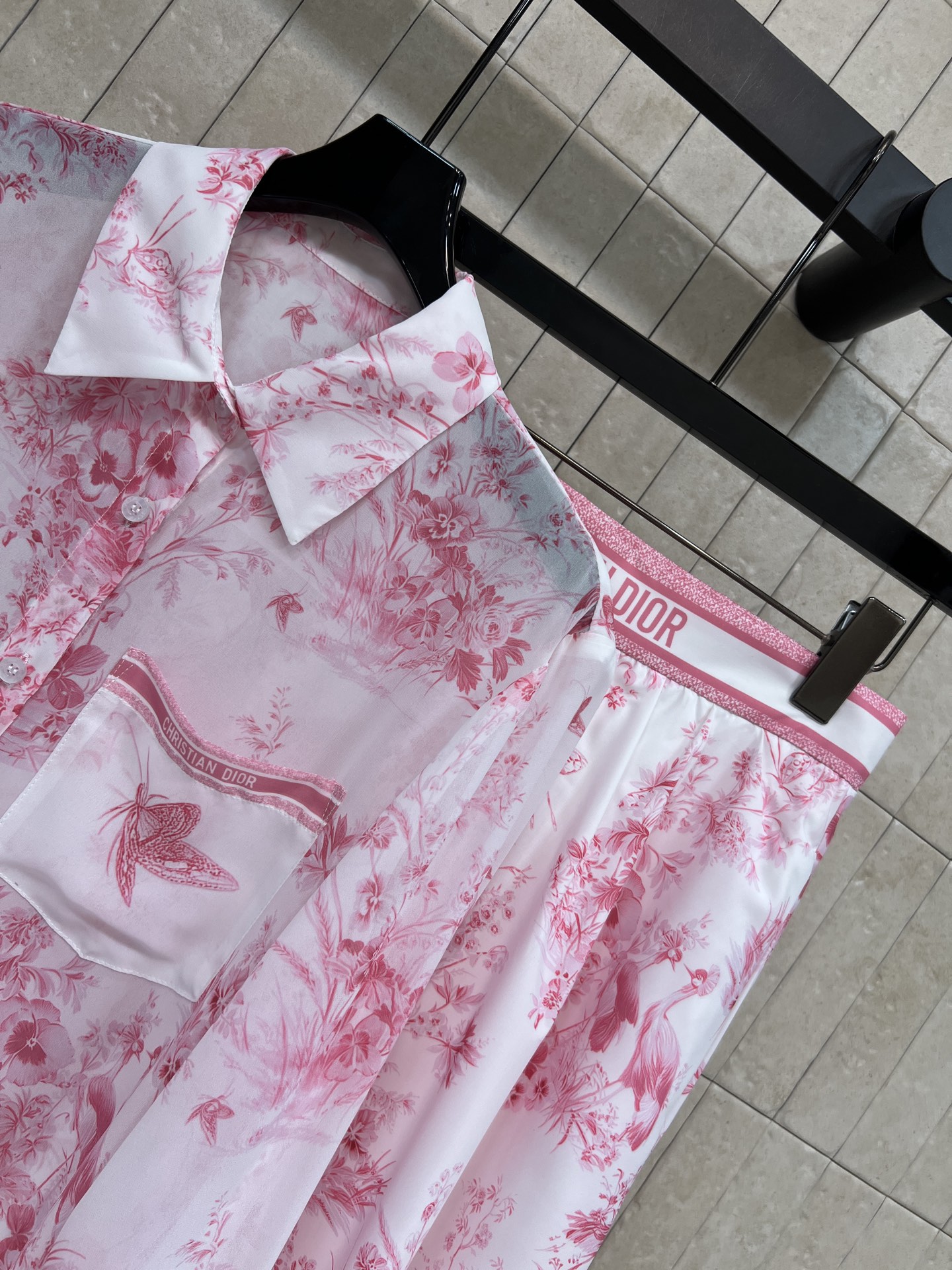 D家 26春夏新款 印花衬衫套装 翻领长袖衬衫+高腰A字半裙 面料轻盈舒适 版型利落大气 口袋蝴蝶刺绣精