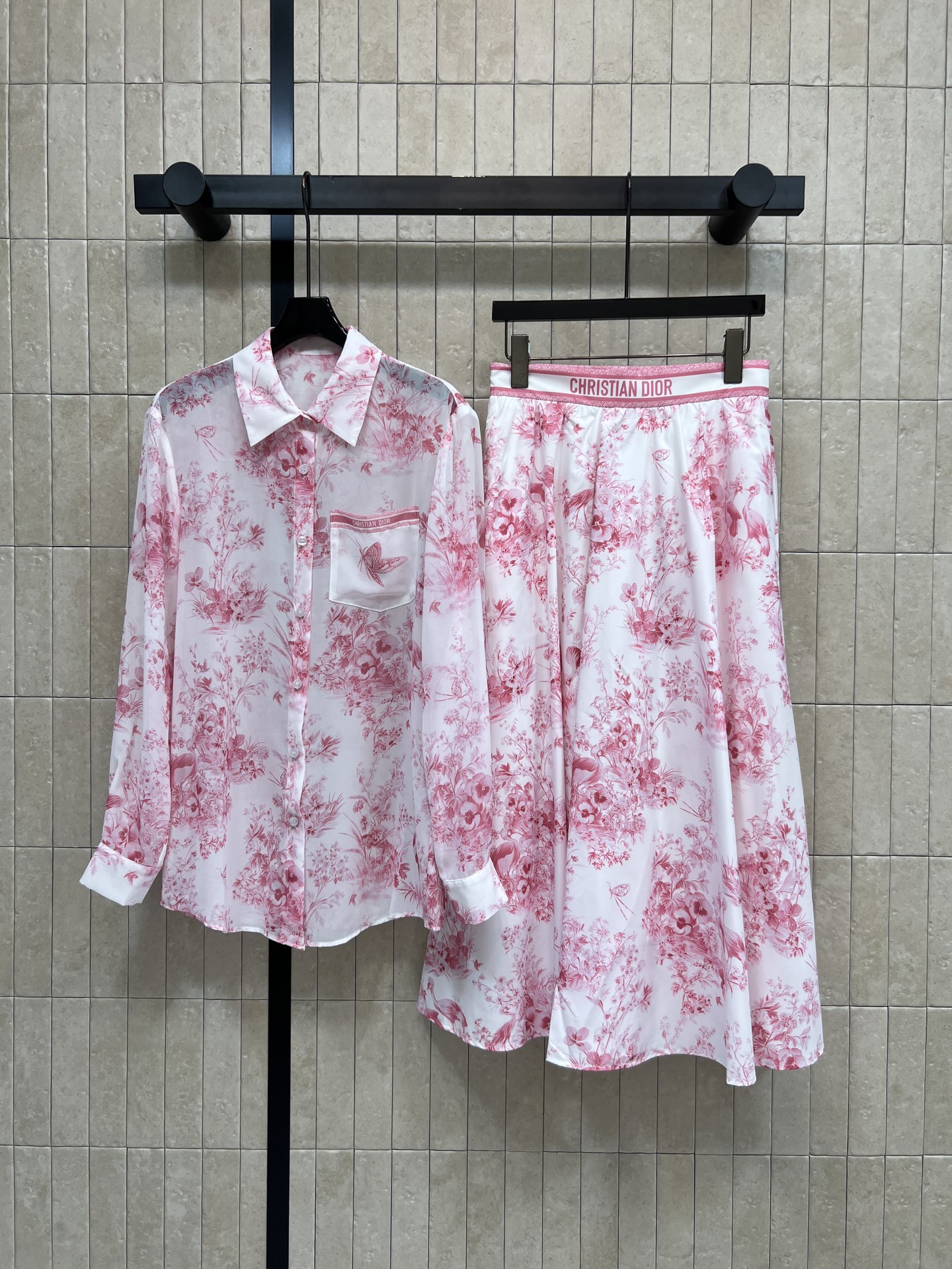 D家 26春夏新款 印花衬衫套装 翻领长袖衬衫+高腰A字半裙 面料轻盈舒适 版型利落大气 口袋蝴蝶刺绣精