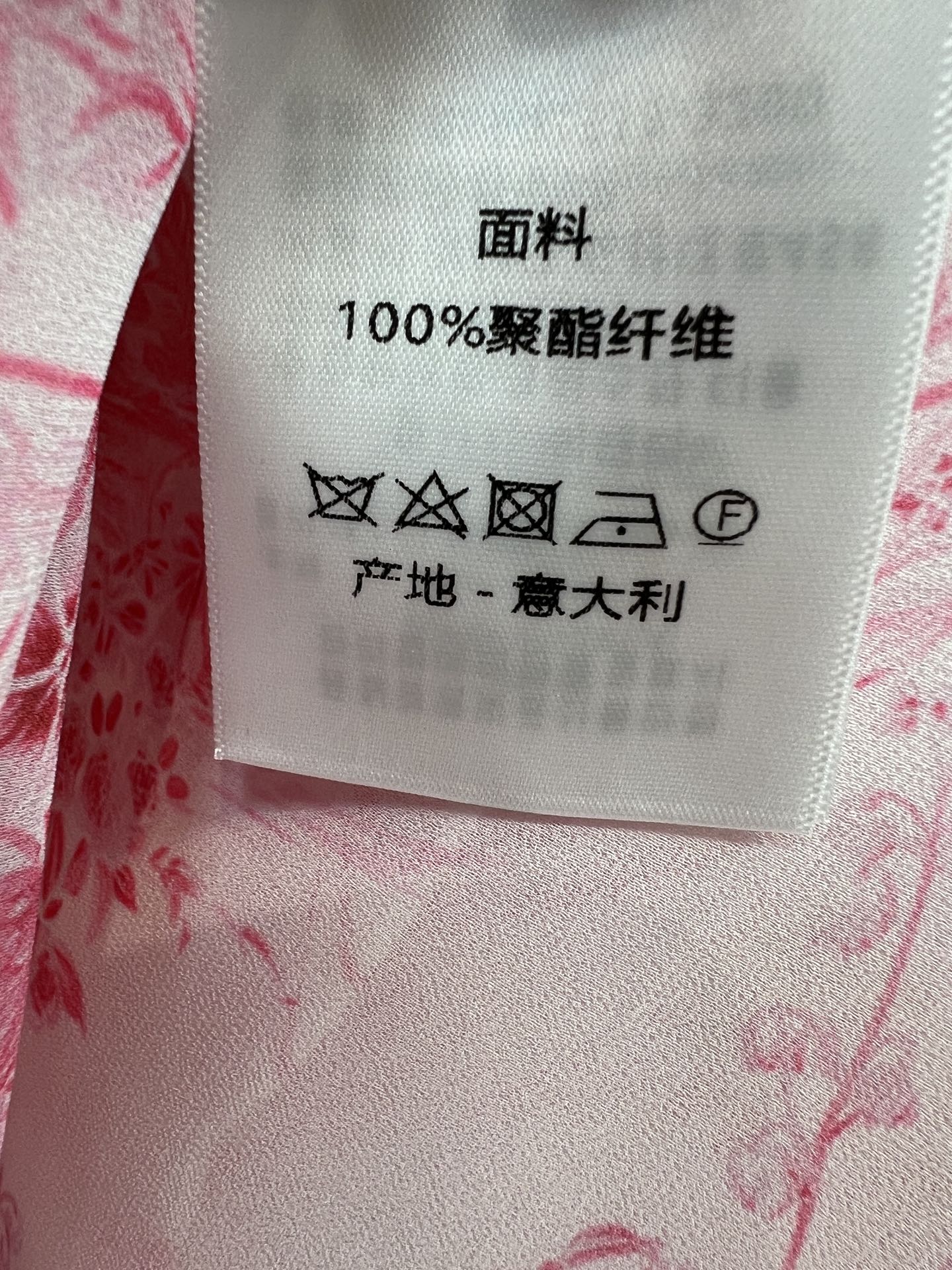 D家 26春夏新款 印花衬衫套装 翻领长袖衬衫+高腰A字半裙 面料轻盈舒适 版型利落大气 口袋蝴蝶刺绣精
