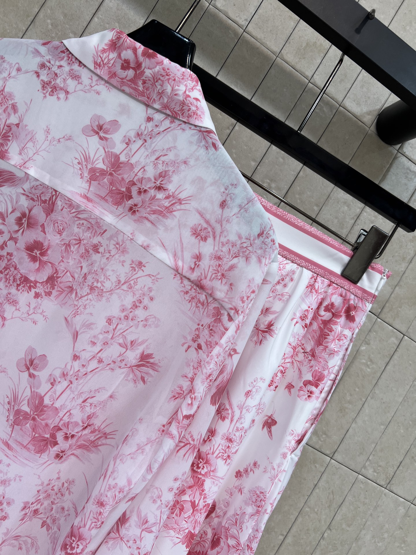 D家 26春夏新款 印花衬衫套装 翻领长袖衬衫+高腰A字半裙 面料轻盈舒适 版型利落大气 口袋蝴蝶刺绣精