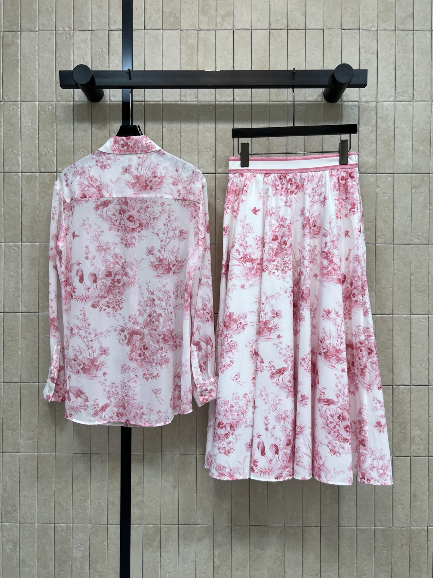 D家 26春夏新款 印花衬衫套装 翻领长袖衬衫+高腰A字半裙 面料轻盈舒适 版型利落大气 口袋蝴蝶刺绣精