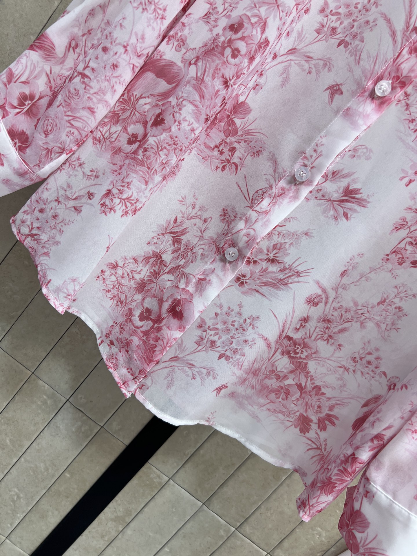 D家 26春夏新款 印花衬衫套装 翻领长袖衬衫+高腰A字半裙 面料轻盈舒适 版型利落大气 口袋蝴蝶刺绣精