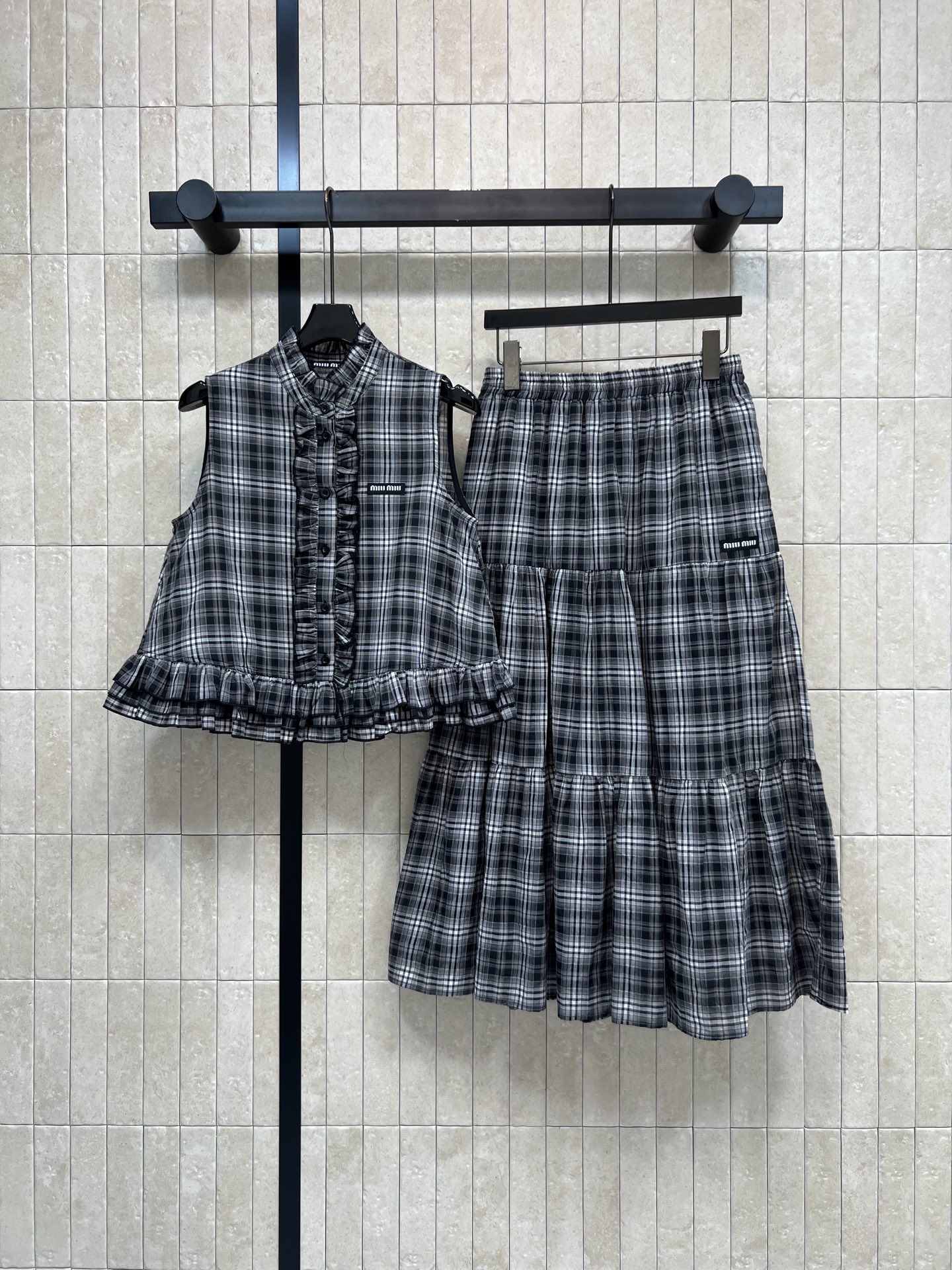 MIU家 26春夏新款 格纹半身裙套装 黑白格纹半身裙+无袖马甲 裙摆多层不规则设计 面料细腻透气 木耳