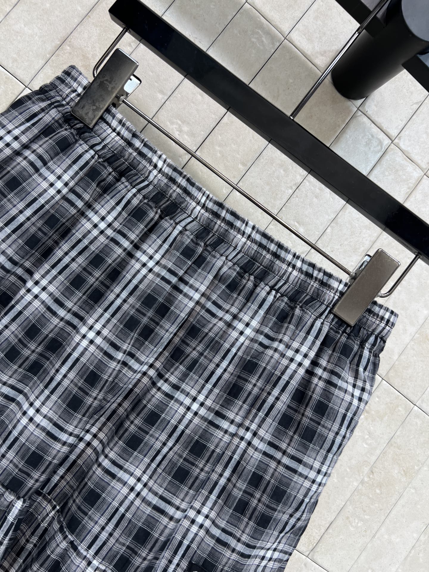 MIU家 26春夏新款 格纹半身裙套装 黑白格纹半身裙+无袖马甲 裙摆多层不规则设计 面料细腻透气 木耳