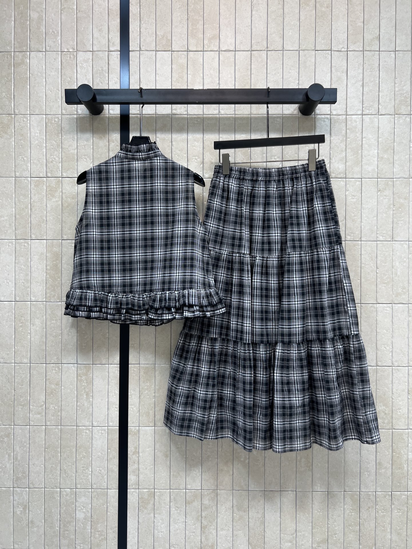 MIU家 26春夏新款 格纹半身裙套装 黑白格纹半身裙+无袖马甲 裙摆多层不规则设计 面料细腻透气 木耳