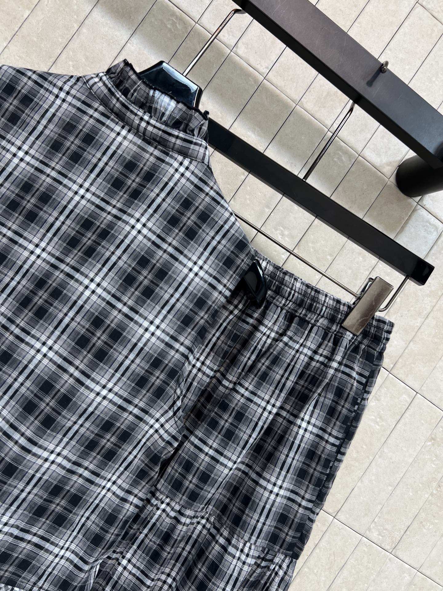 MIU家 26春夏新款 格纹半身裙套装 黑白格纹半身裙+无袖马甲 裙摆多层不规则设计 面料细腻透气 木耳