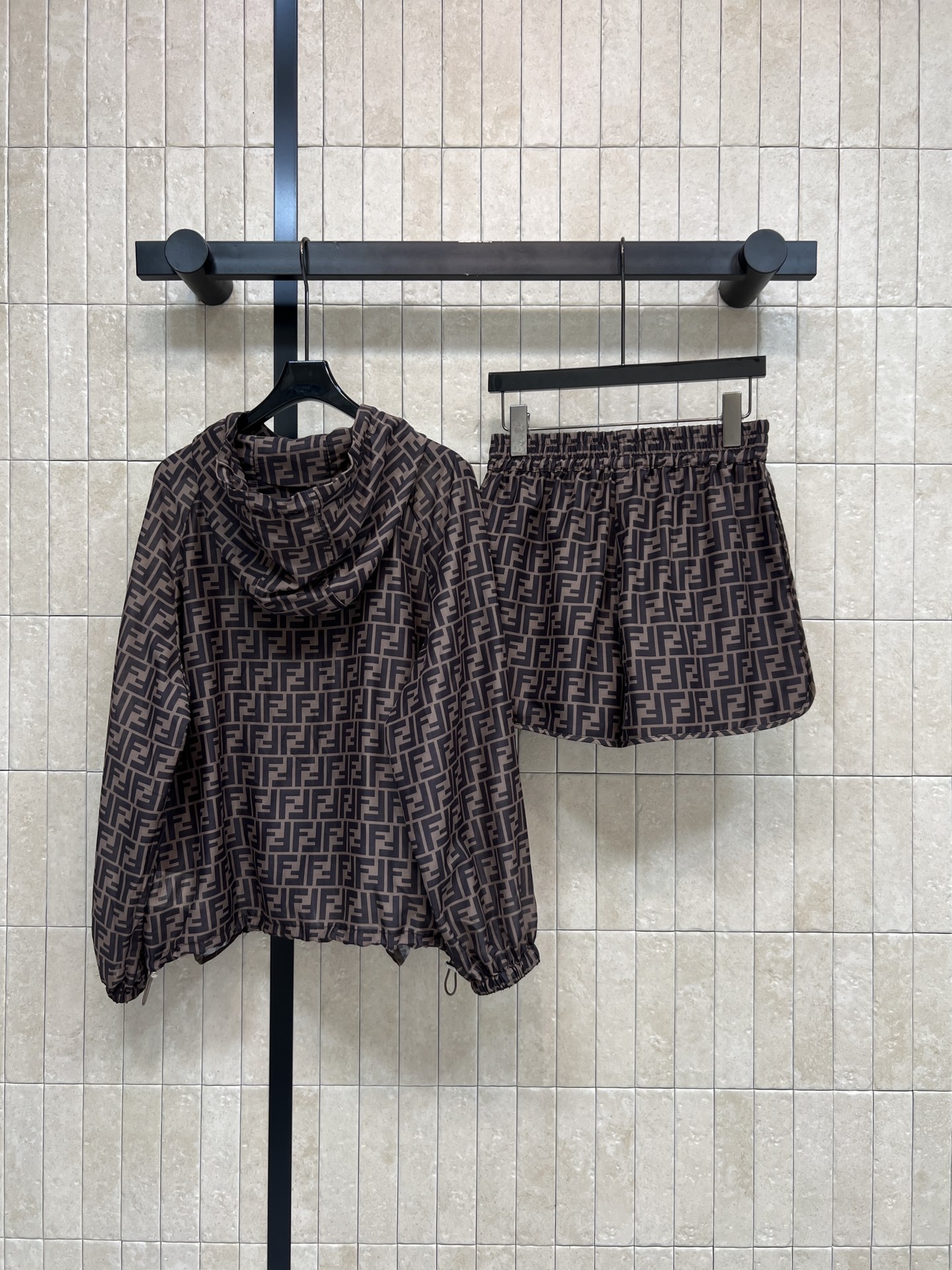 FD家 26春夏新款 老花连帽套装 连帽抽绳外套+高腰短裤 轻薄透气面料 胸前logo刺绣 精致低调 袖