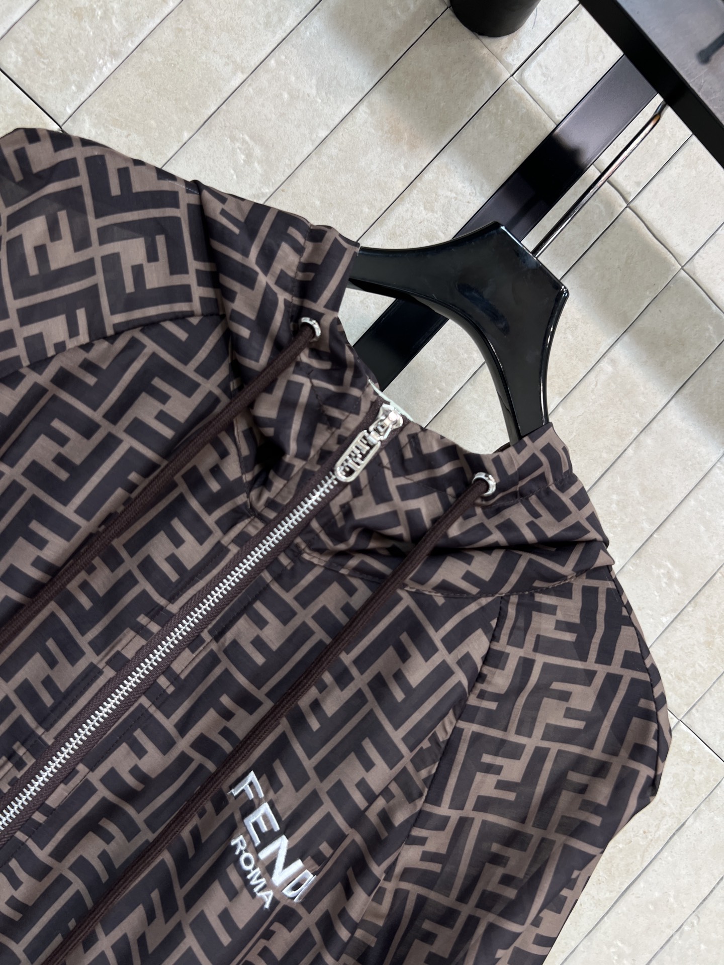 FD家 26春夏新款 老花连帽套装 连帽抽绳外套+高腰短裤 轻薄透气面料 胸前logo刺绣 精致低调 袖