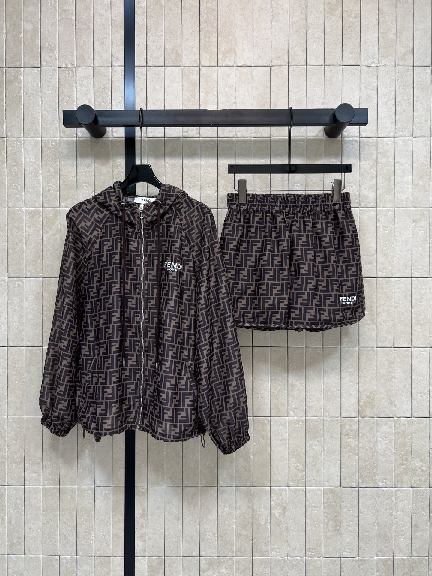 FD家 26春夏新款 老花连帽套装 连帽抽绳外套+高腰短裤 轻薄透气面料 胸前logo刺绣 精致低调 袖