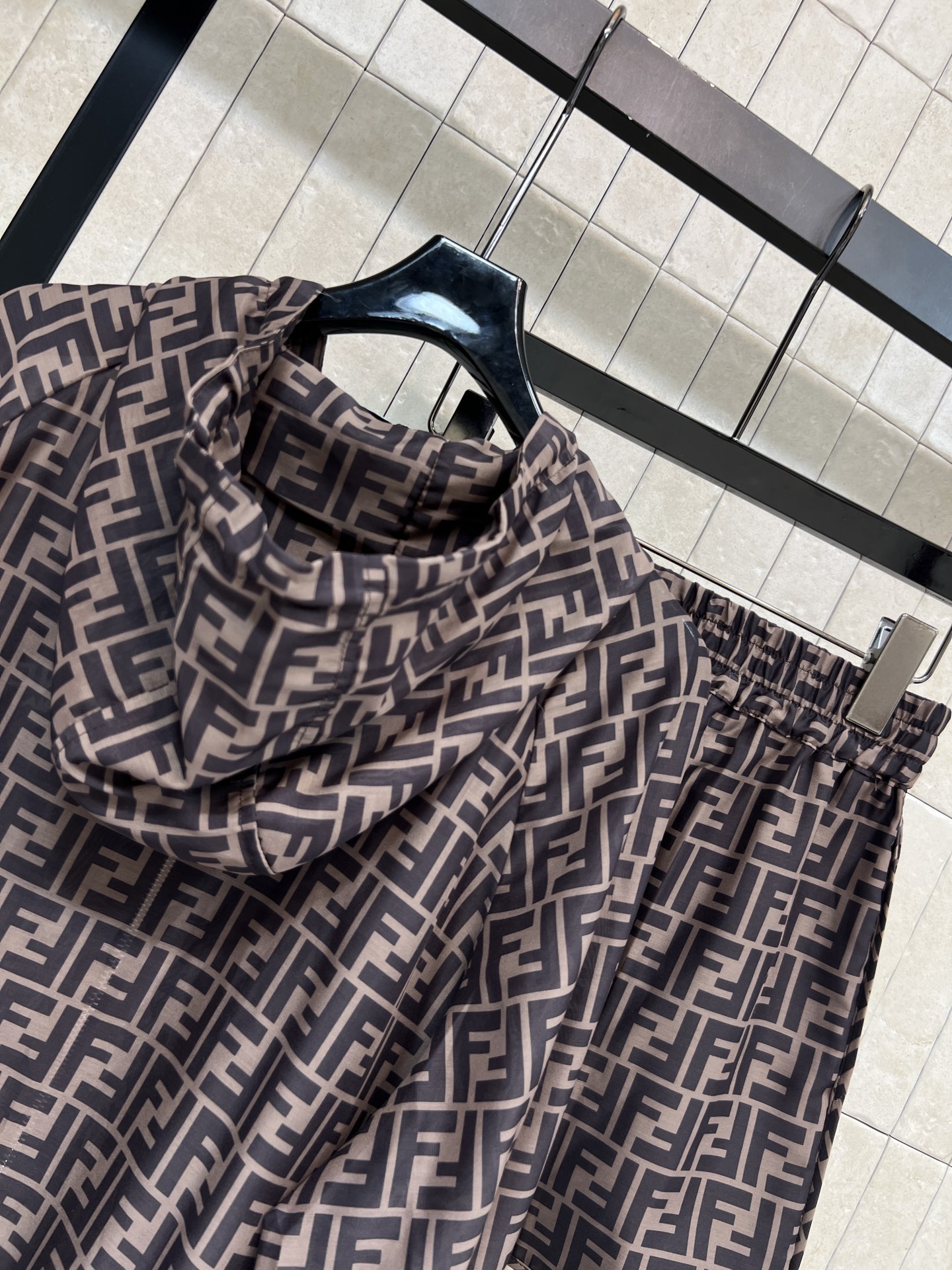 FD家 26春夏新款 老花连帽套装 连帽抽绳外套+高腰短裤 轻薄透气面料 胸前logo刺绣 精致低调 袖