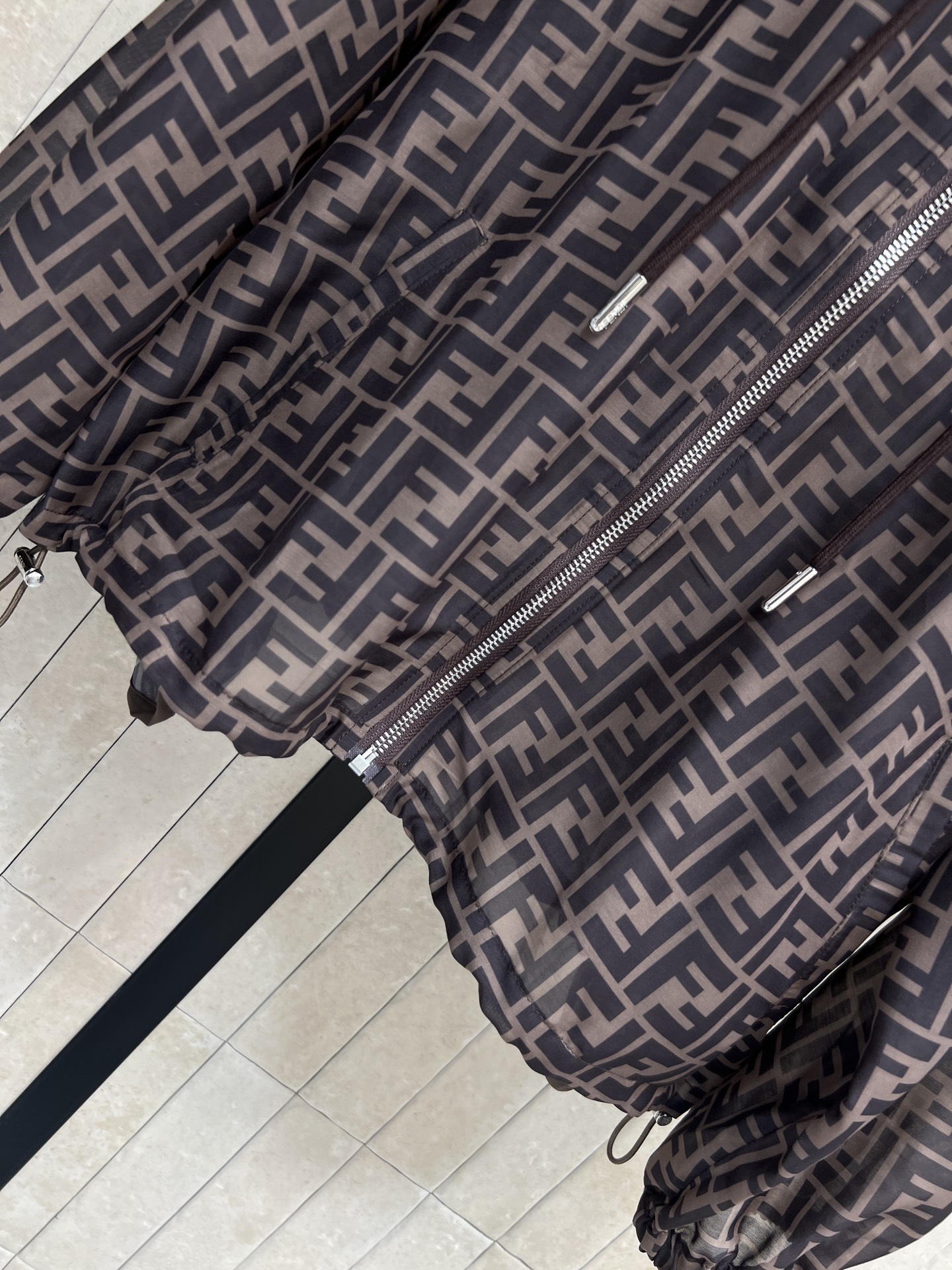 FD家 26春夏新款 老花连帽套装 连帽抽绳外套+高腰短裤 轻薄透气面料 胸前logo刺绣 精致低调 袖