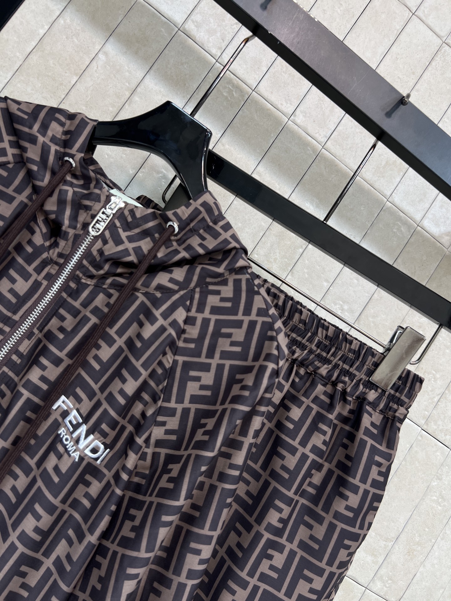 FD家 26春夏新款 老花连帽套装 连帽抽绳外套+高腰短裤 轻薄透气面料 胸前logo刺绣 精致低调 袖