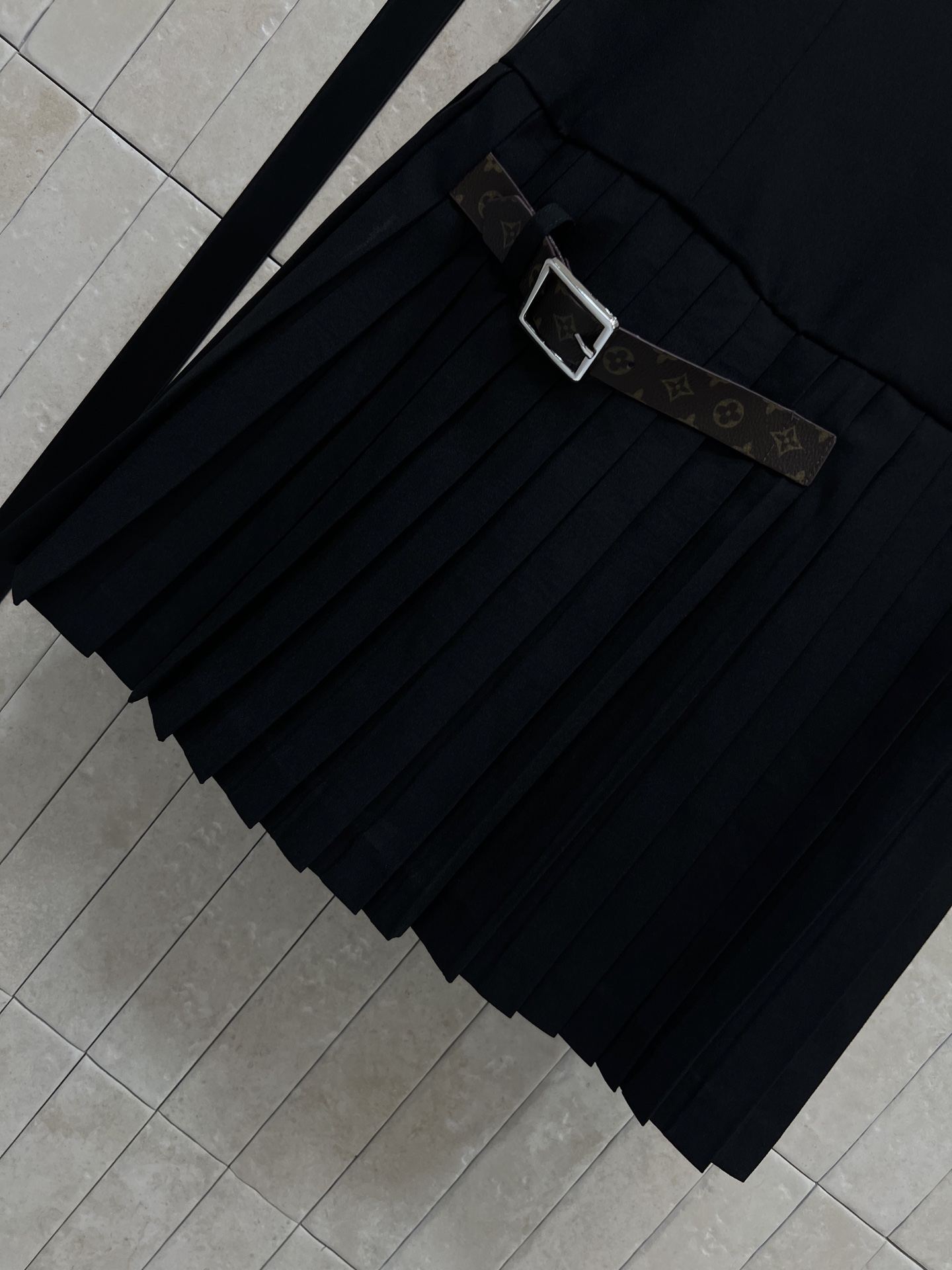 L家 26春夏新款 黑色无袖背心裙 轻薄面料超舒适 领口蝴蝶结设计 +A字百褶裙摆 修饰腰线又提升层次感