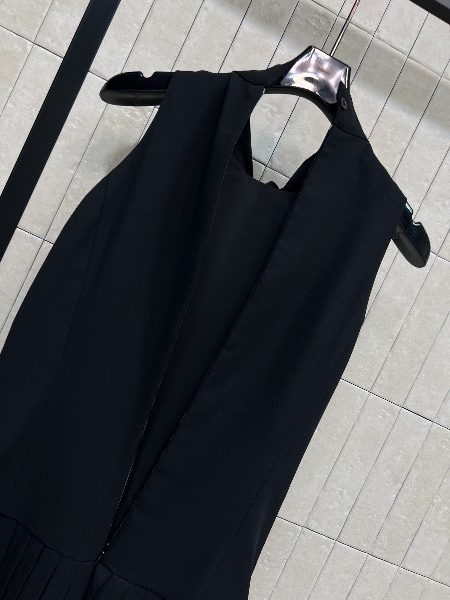 L家 26春夏新款 黑色无袖背心裙 轻薄面料超舒适 领口蝴蝶结设计 +A字百褶裙摆 修饰腰线又提升层次感