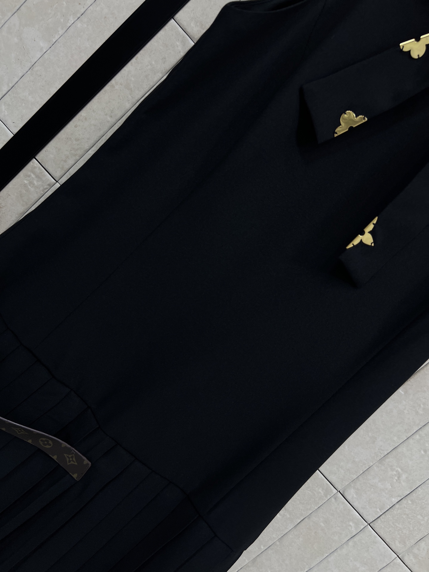 L家 26春夏新款 黑色无袖背心裙 轻薄面料超舒适 领口蝴蝶结设计 +A字百褶裙摆 修饰腰线又提升层次感