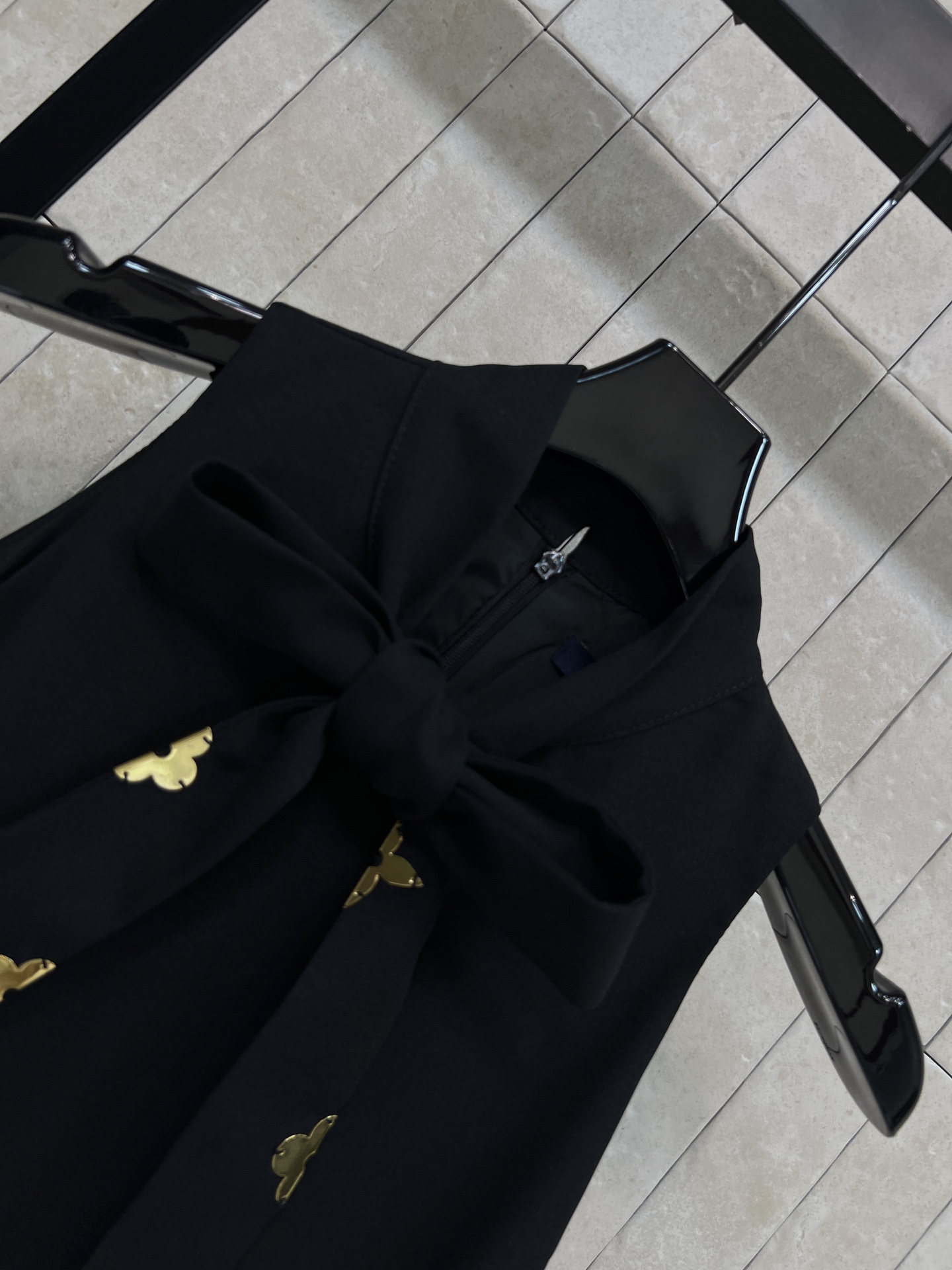 L家 26春夏新款 黑色无袖背心裙 轻薄面料超舒适 领口蝴蝶结设计 +A字百褶裙摆 修饰腰线又提升层次感