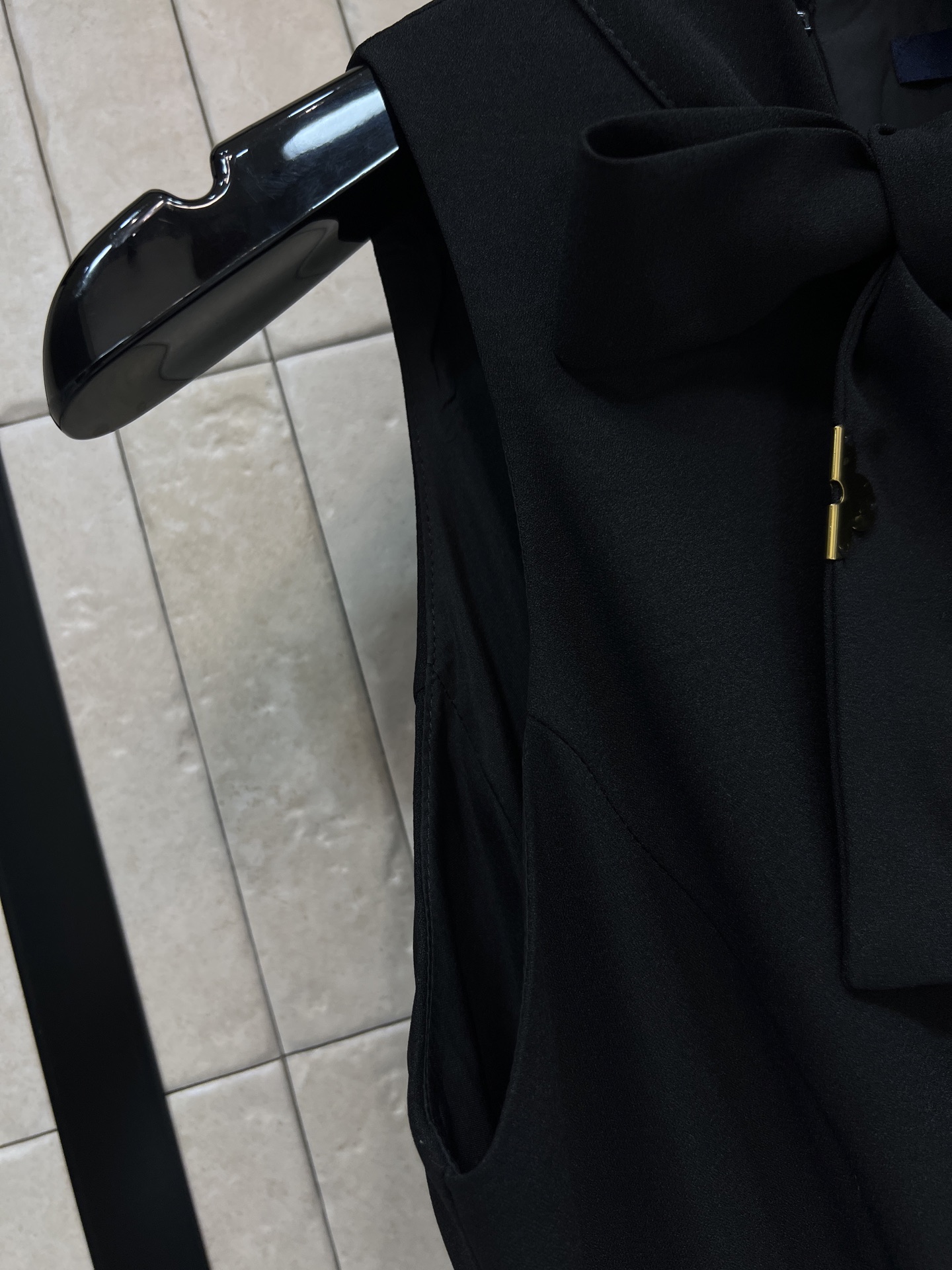 L家 26春夏新款 黑色无袖背心裙 轻薄面料超舒适 领口蝴蝶结设计 +A字百褶裙摆 修饰腰线又提升层次感