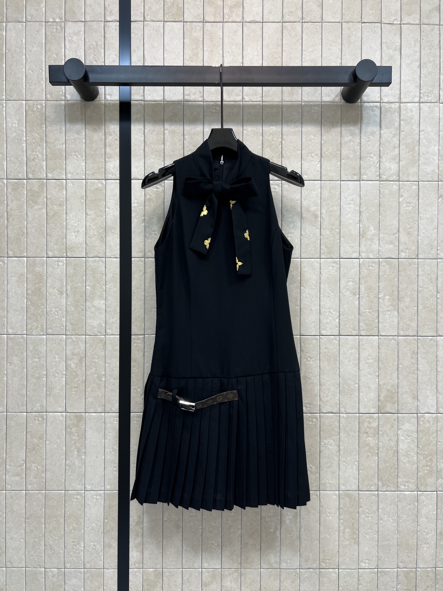 NO:807965,L's 26 spring and summer new style black sleeveless vest dress, light fabric and super comfortable, bow design on the neckline + A-line pleated skirt, modify the waistline and enhance the sense of hierarchy, bronzing presbyopia details, low-key and exquisite, easy to manage for daily commuting and parties. Pair with high heels or short boots, French style is straight forward. Three sizes in one color, Size/S-M-L,, louis vuitton, boots, high heels, skirts,19860909L家 26春夏新款 黑色无袖背心裙 轻薄面料超舒适 领口蝴蝶结设计 +A字百褶裙摆 修饰腰线又提升层次感 烫金老花细节 低调精致 日常通勤 聚会都能轻松驾驭 搭配高跟鞋或短靴 法式气质直接拉满 一色三码Size/S-M-L,,louis vuitton,boots,high heels,skirts,,Women's clothing