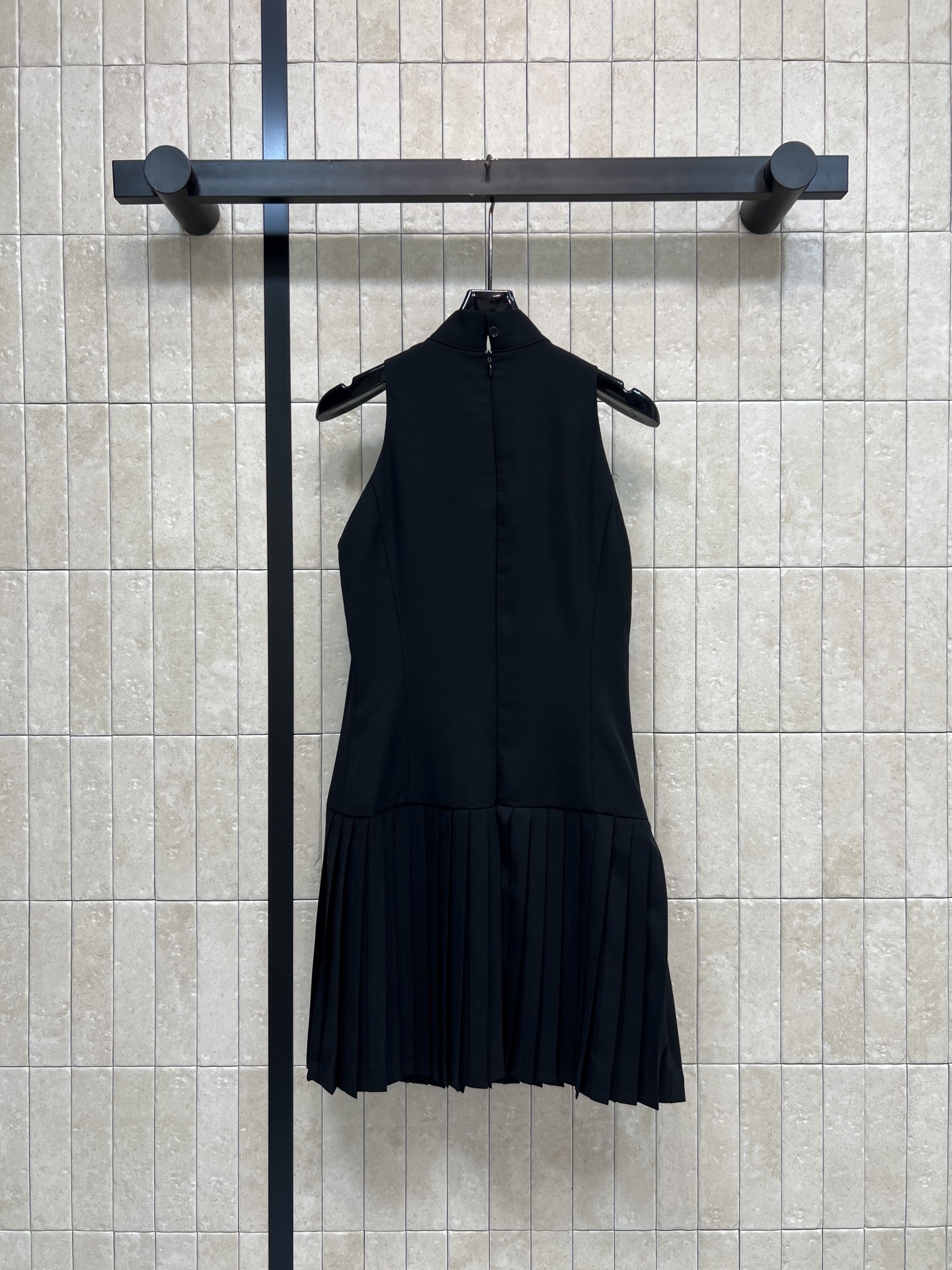 L家 26春夏新款 黑色无袖背心裙 轻薄面料超舒适 领口蝴蝶结设计 +A字百褶裙摆 修饰腰线又提升层次感