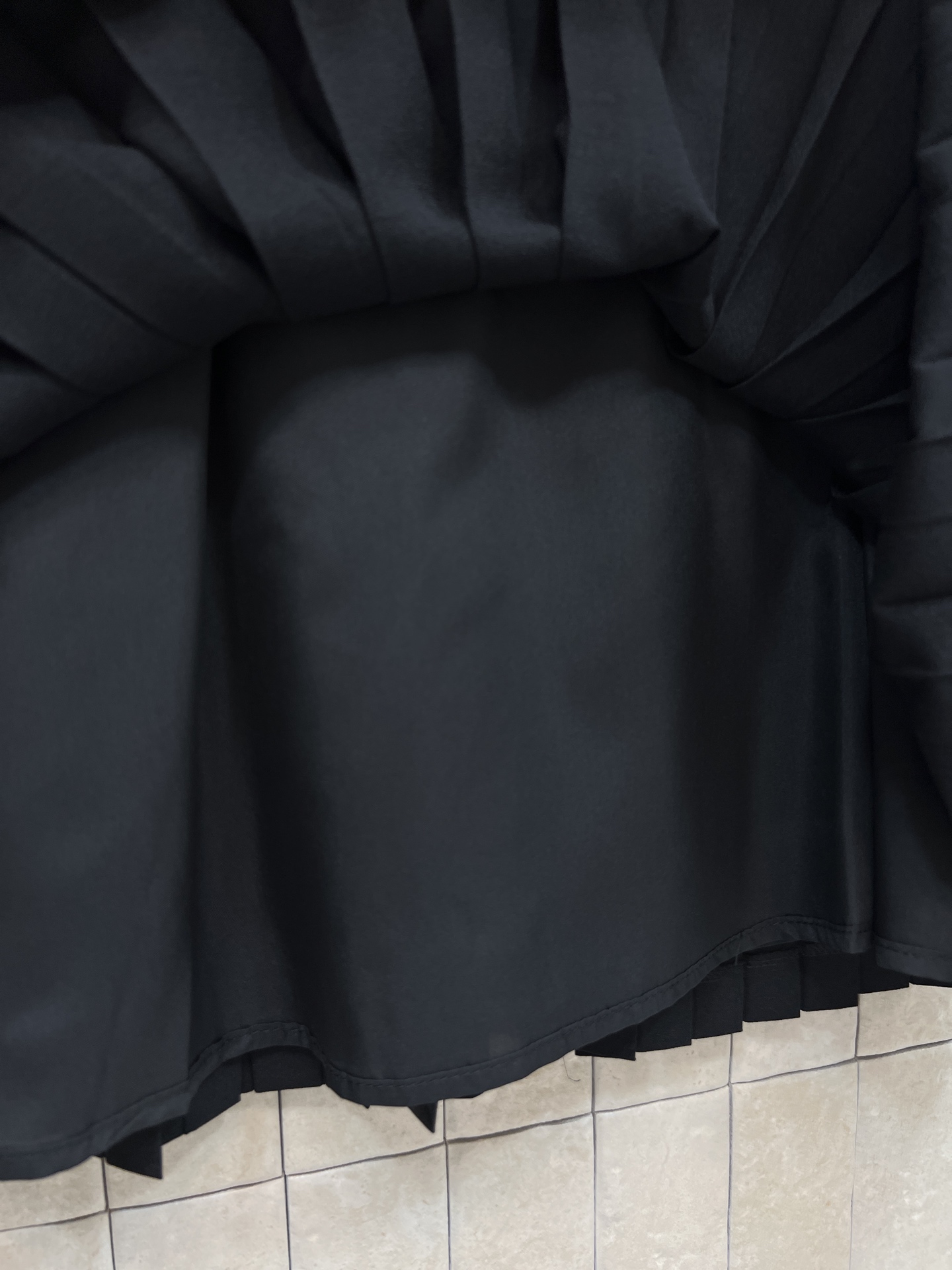 L家 26春夏新款 黑色无袖背心裙 轻薄面料超舒适 领口蝴蝶结设计 +A字百褶裙摆 修饰腰线又提升层次感