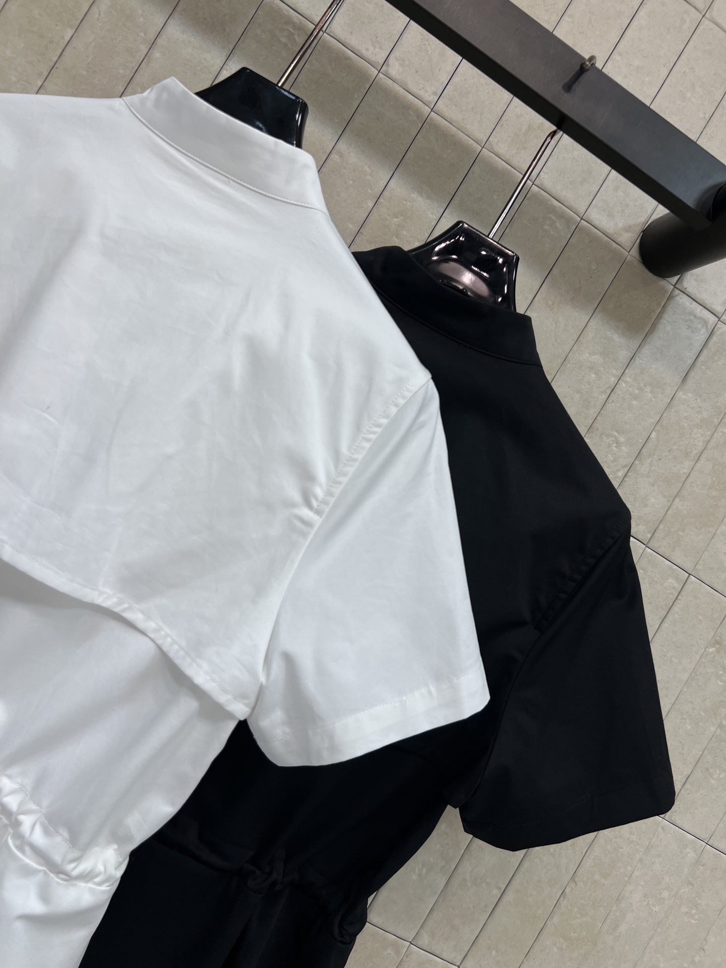 PD家 26春夏新款 立领抽绳连衣裙 立领半排扣设计 修饰脖颈线条胸前标志性三角徽标 细节质感拉满 腰部