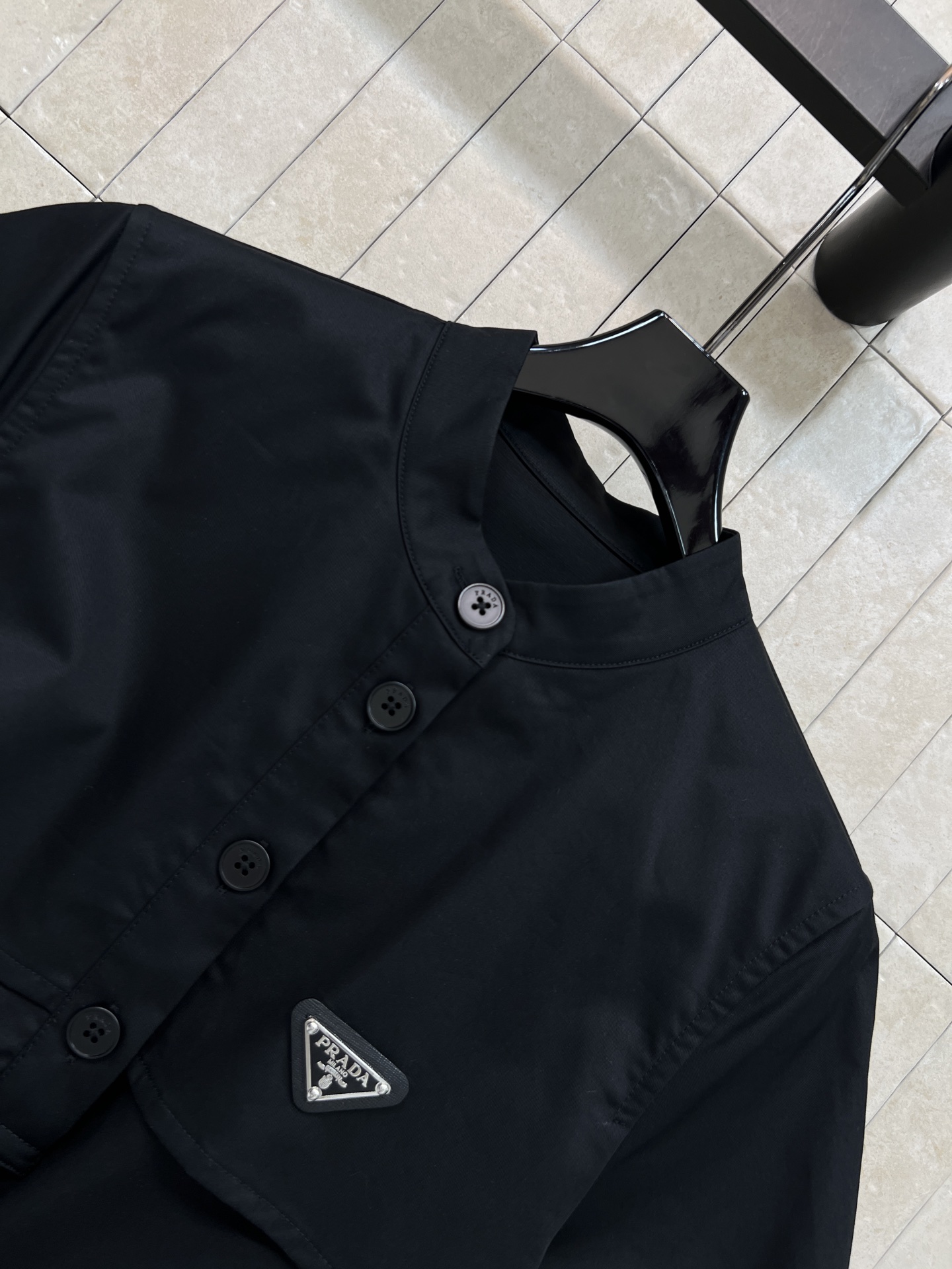 PD家 26春夏新款 立领抽绳连衣裙 立领半排扣设计 修饰脖颈线条胸前标志性三角徽标 细节质感拉满 腰部