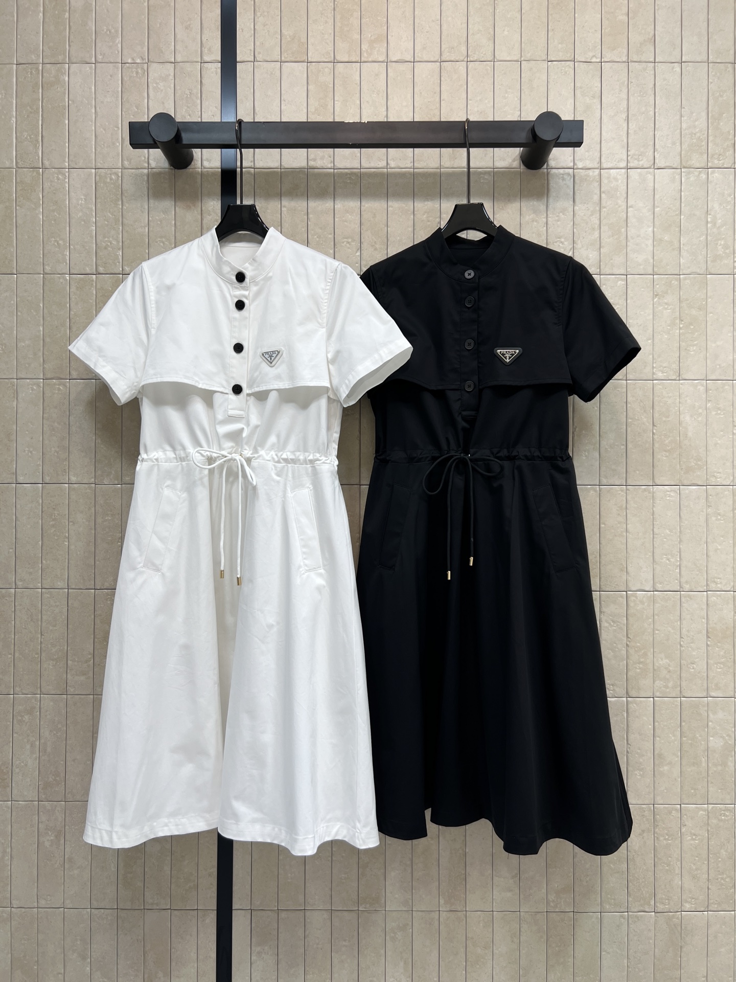 PD家 26春夏新款 立领抽绳连衣裙 立领半排扣设计 修饰脖颈线条胸前标志性三角徽标 细节质感拉满 腰部