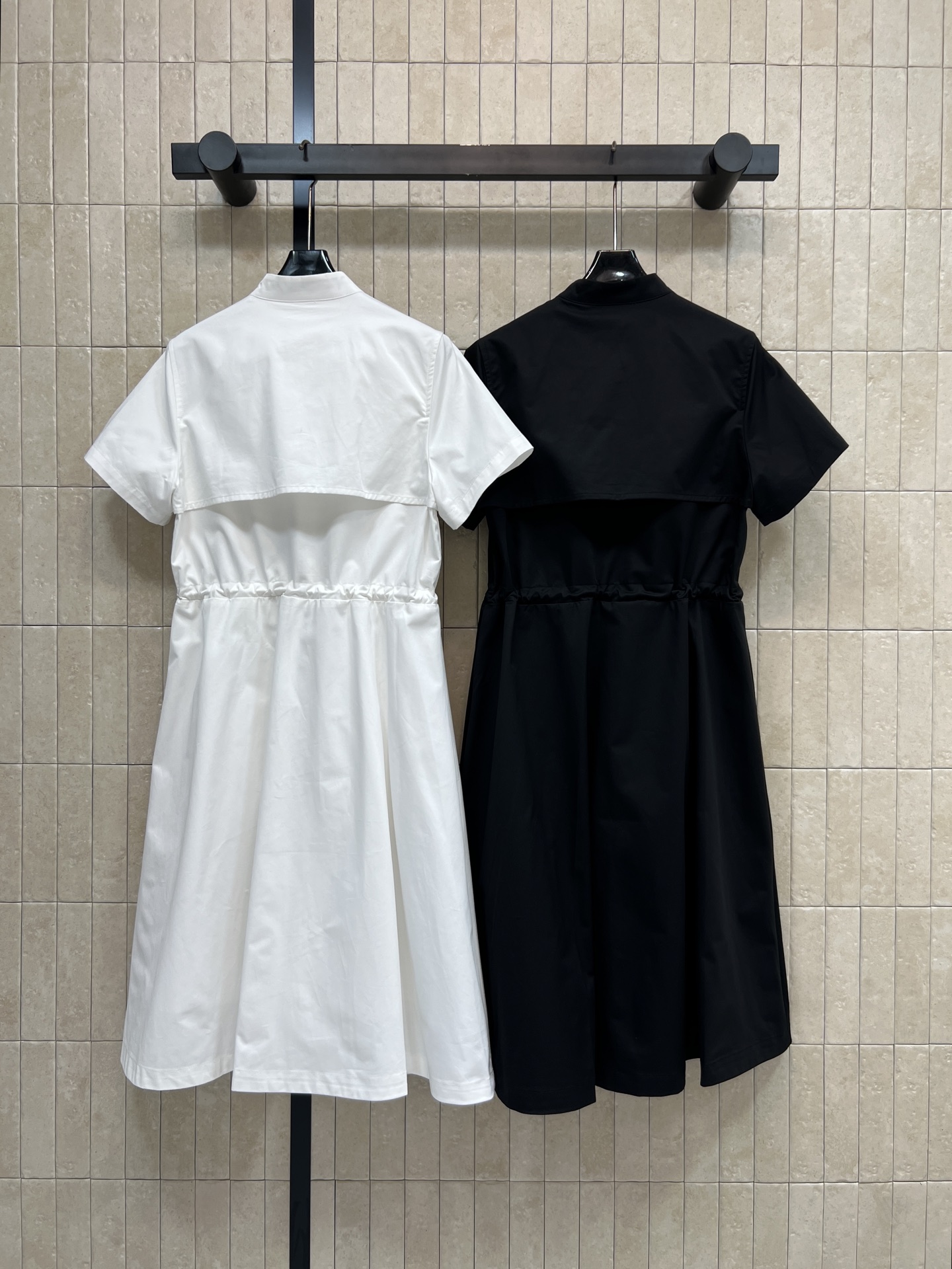 PD家 26春夏新款 立领抽绳连衣裙 立领半排扣设计 修饰脖颈线条胸前标志性三角徽标 细节质感拉满 腰部