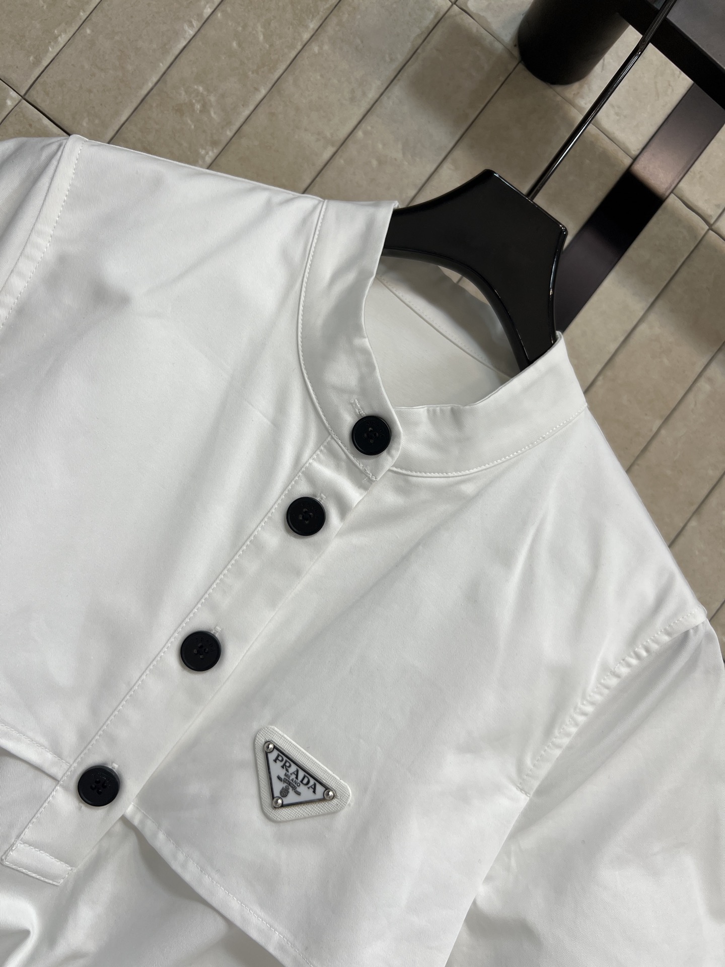 PD家 26春夏新款 立领抽绳连衣裙 立领半排扣设计 修饰脖颈线条胸前标志性三角徽标 细节质感拉满 腰部