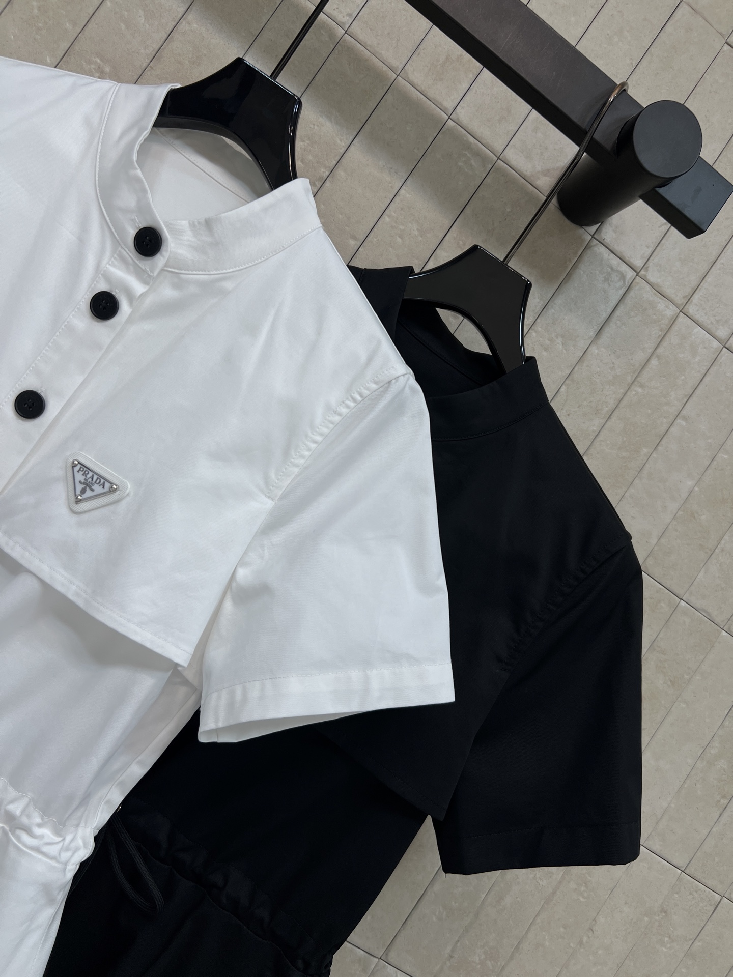 PD家 26春夏新款 立领抽绳连衣裙 立领半排扣设计 修饰脖颈线条胸前标志性三角徽标 细节质感拉满 腰部