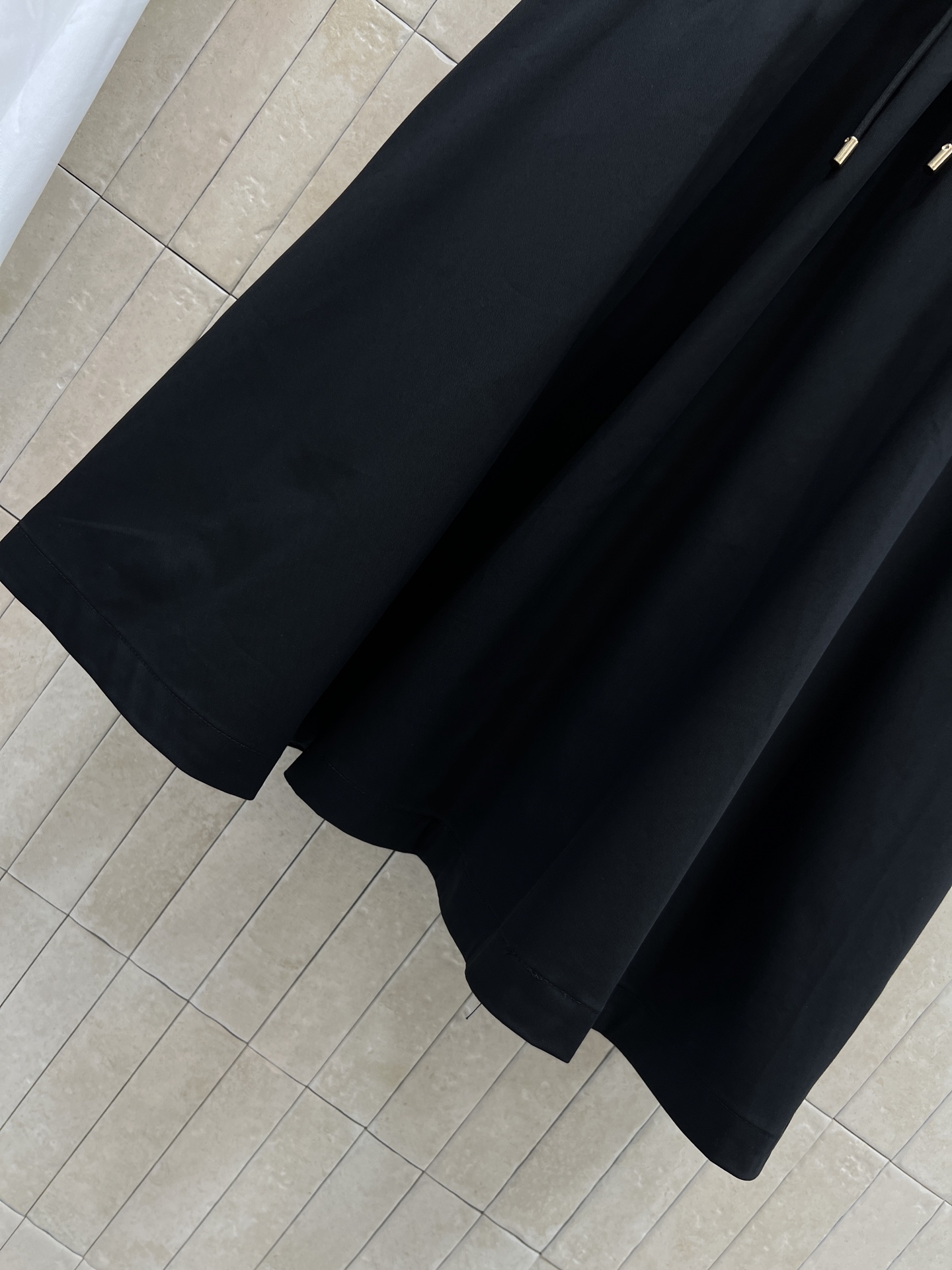 PD家 26春夏新款 立领抽绳连衣裙 立领半排扣设计 修饰脖颈线条胸前标志性三角徽标 细节质感拉满 腰部