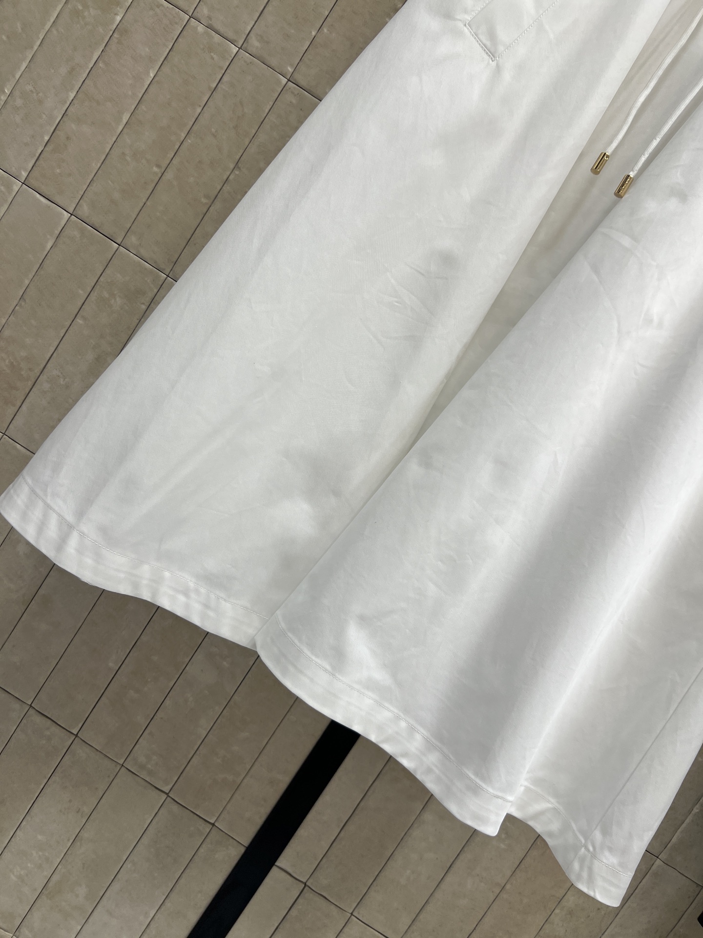 PD家 26春夏新款 立领抽绳连衣裙 立领半排扣设计 修饰脖颈线条胸前标志性三角徽标 细节质感拉满 腰部