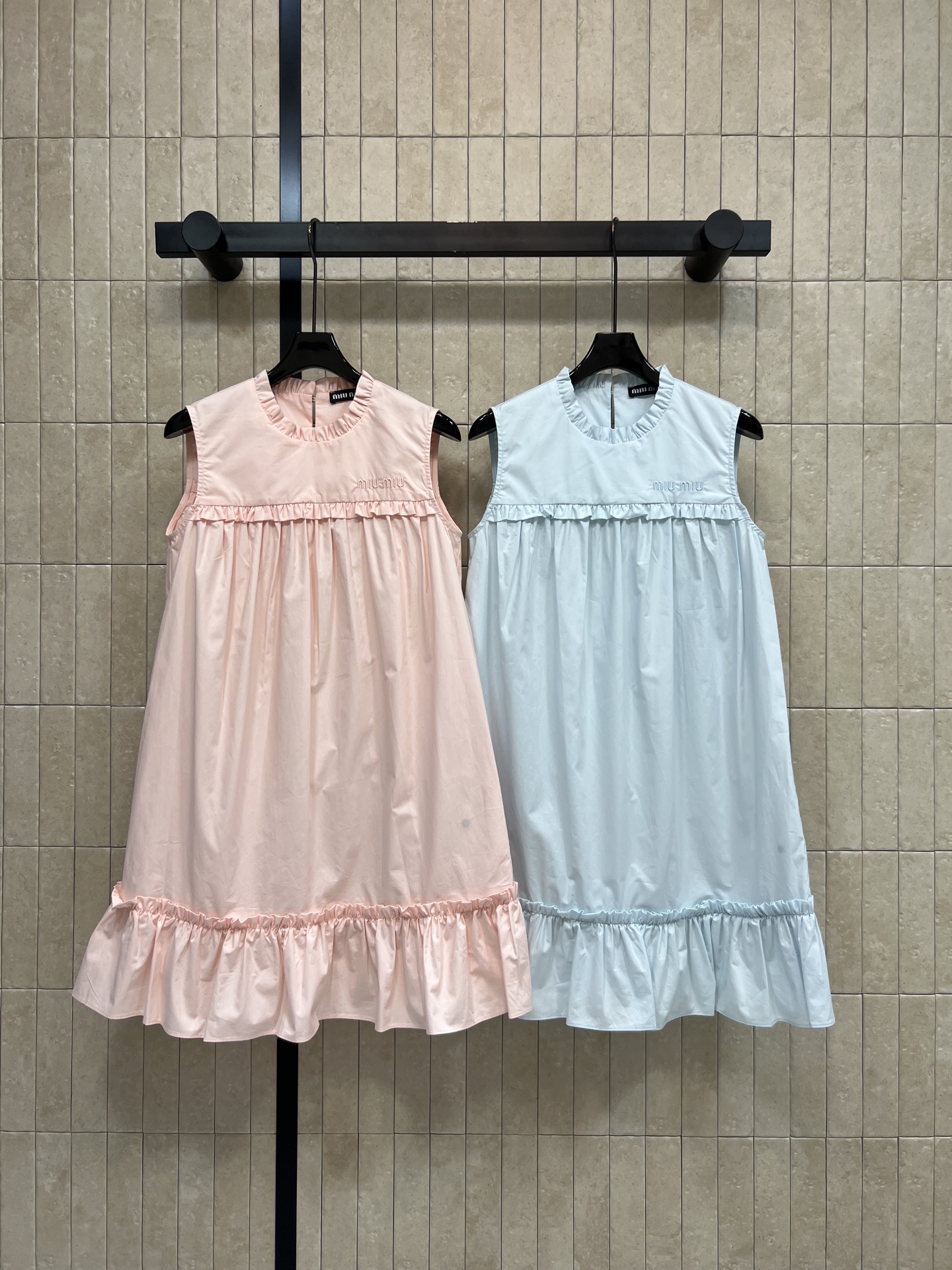 MIU家 26春夏新款 木耳边无袖连衣裙 圆领木耳边领型+胸口精致刺绣logo 细节拉满 腰部宽松娃娃裙