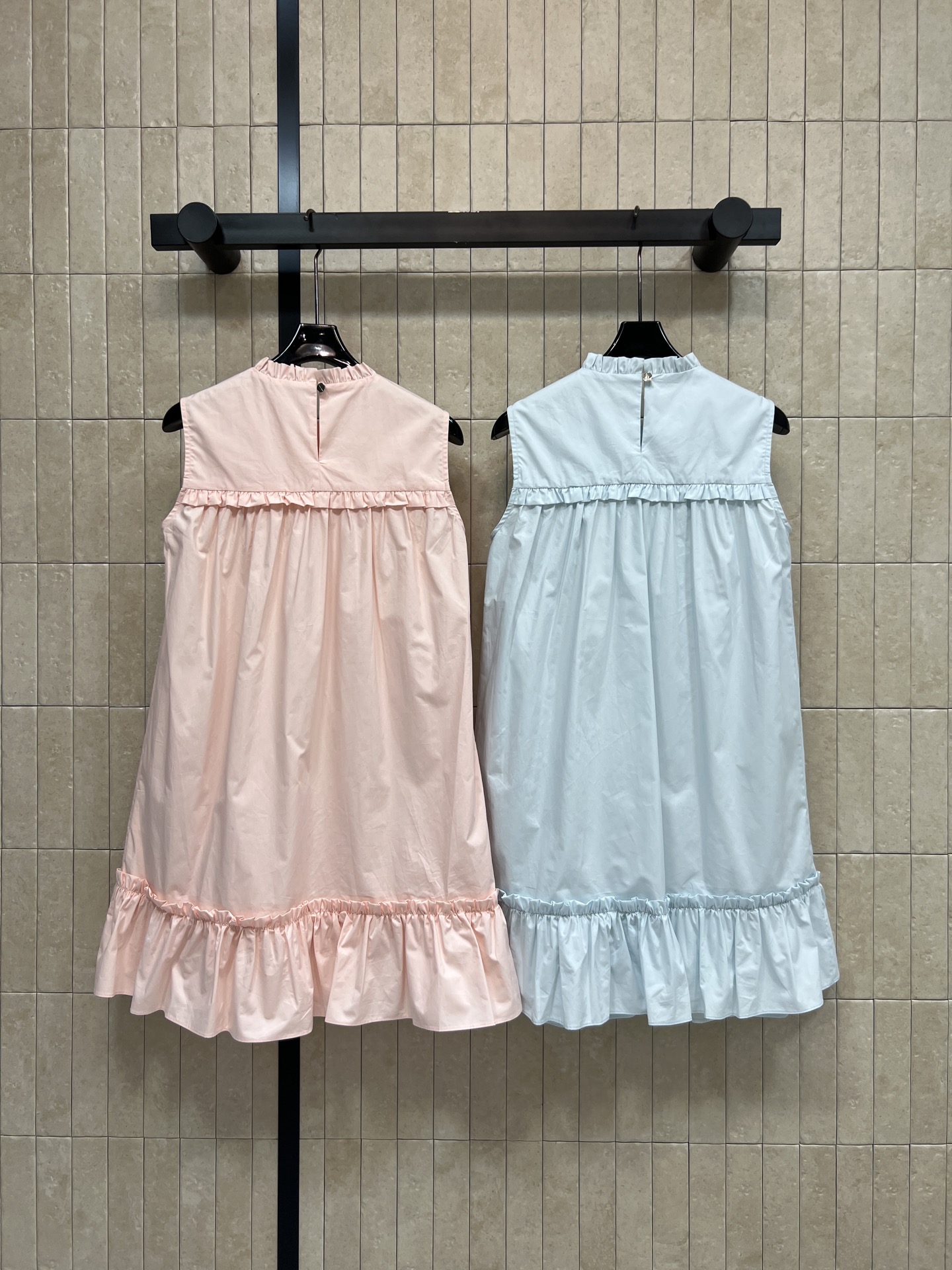 MIU家 26春夏新款 木耳边无袖连衣裙 圆领木耳边领型+胸口精致刺绣logo 细节拉满 腰部宽松娃娃裙