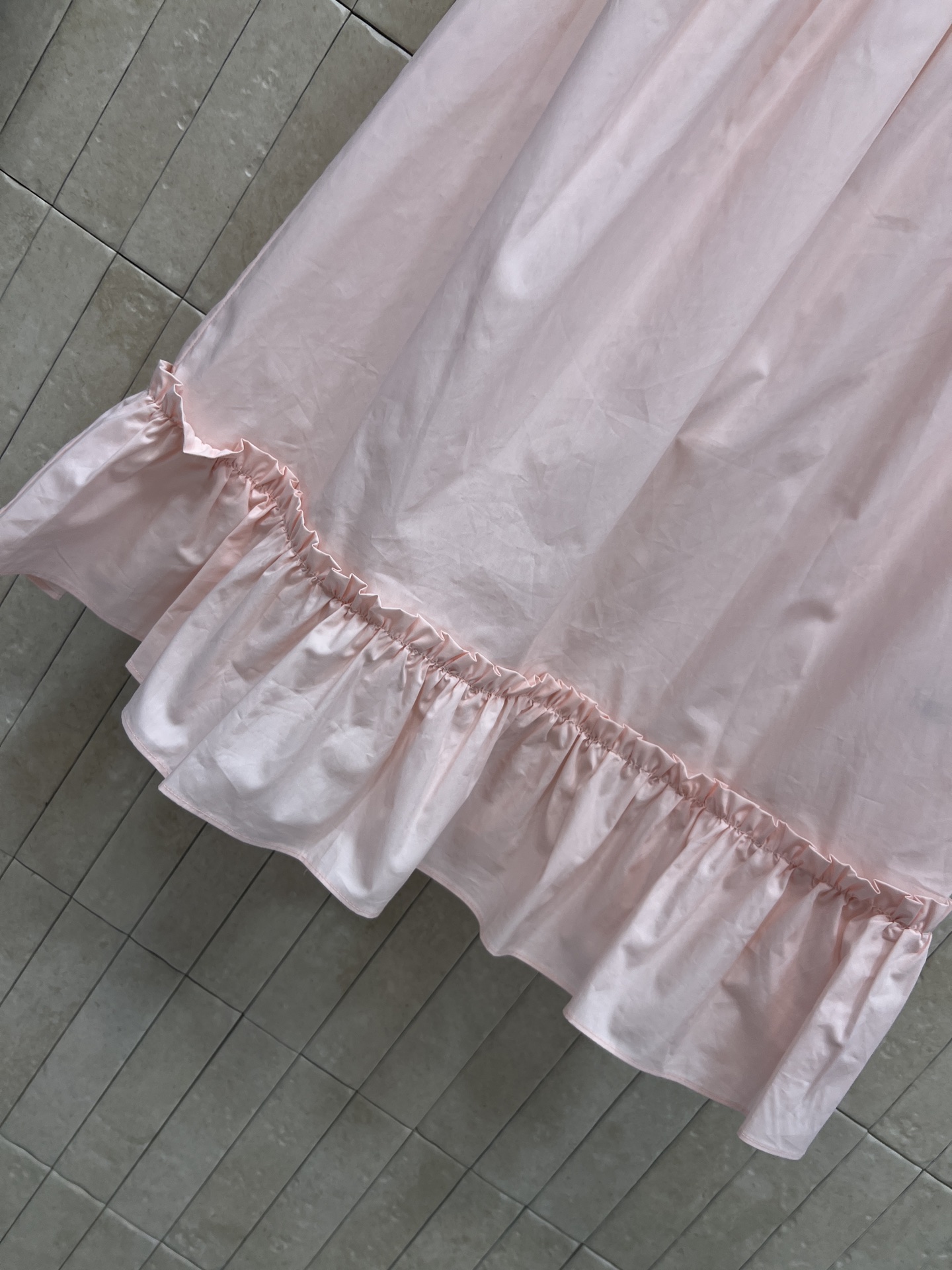 MIU家 26春夏新款 木耳边无袖连衣裙 圆领木耳边领型+胸口精致刺绣logo 细节拉满 腰部宽松娃娃裙