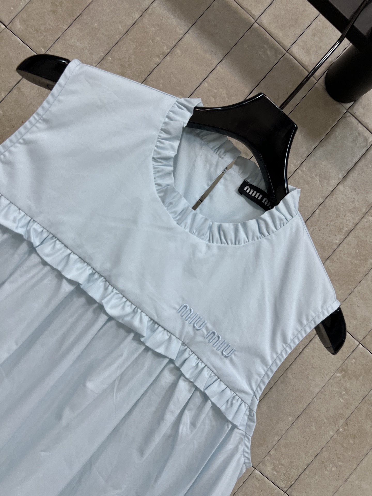 MIU家 26春夏新款 木耳边无袖连衣裙 圆领木耳边领型+胸口精致刺绣logo 细节拉满 腰部宽松娃娃裙